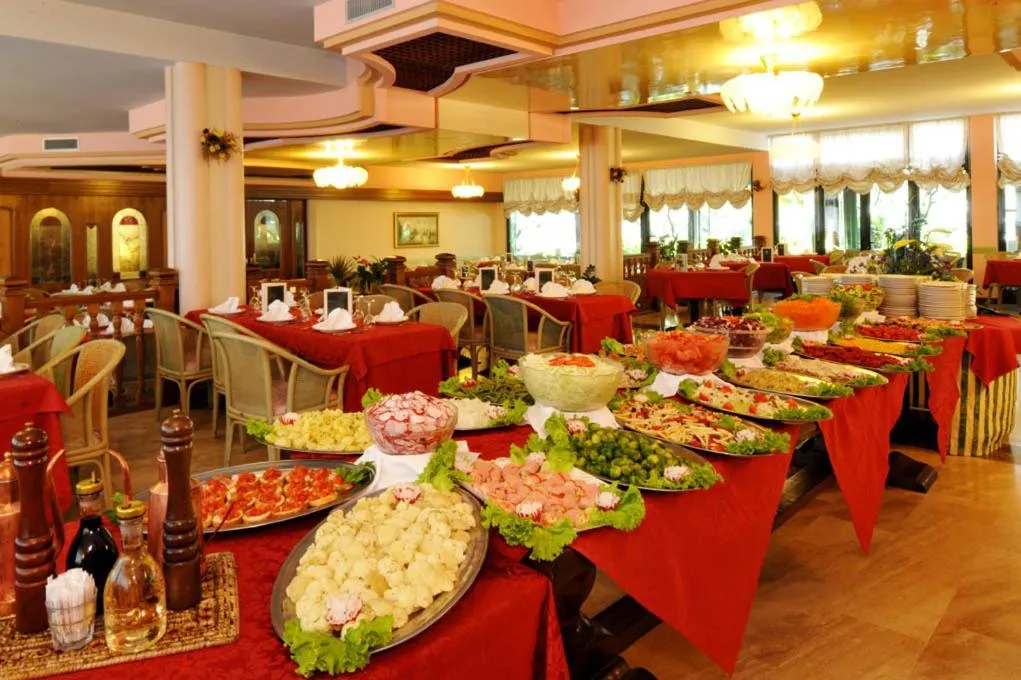 Restaurant/places to eat in Park Hotel Oasi