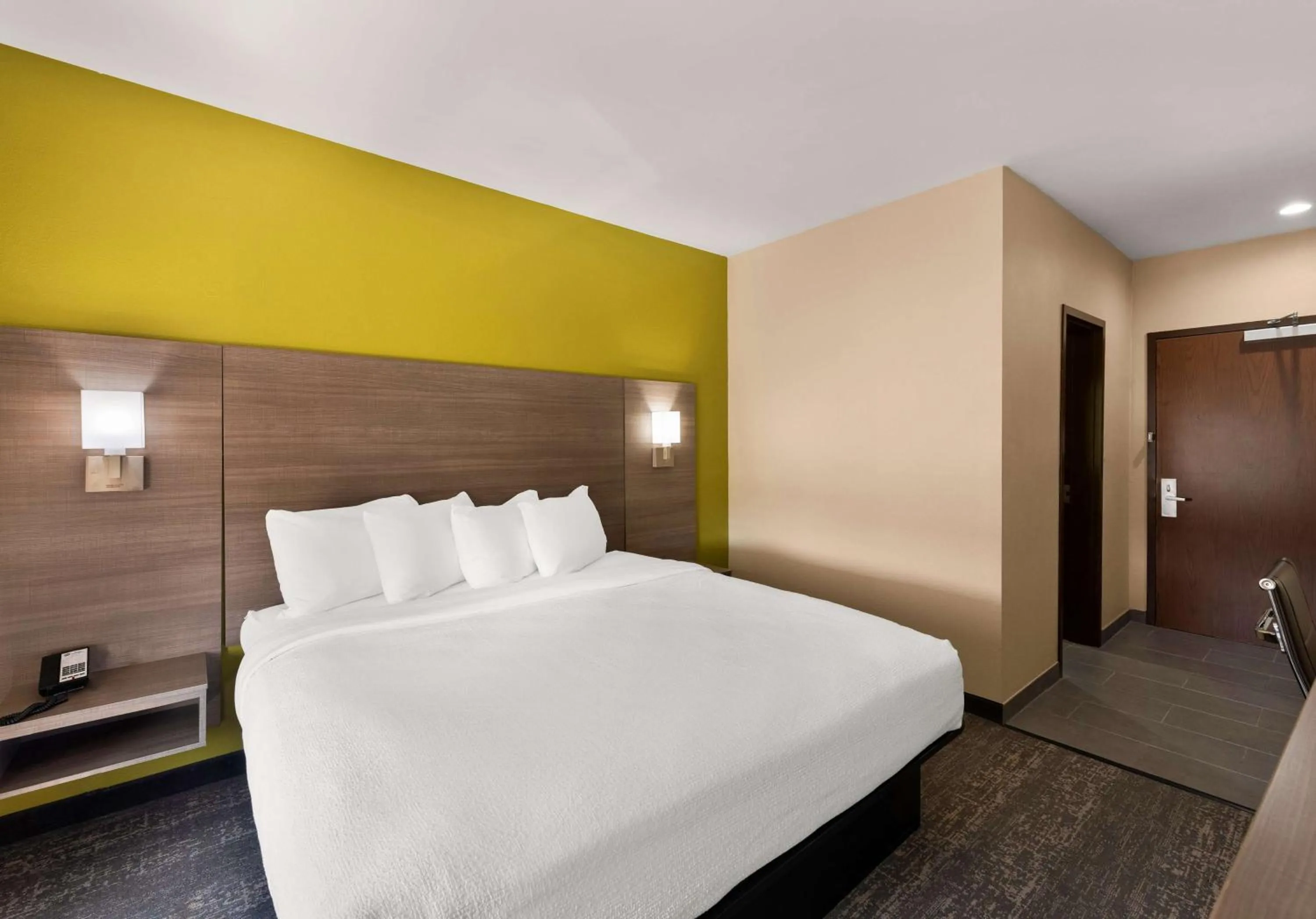 Bedroom, Bed in Best Western Adena Inn