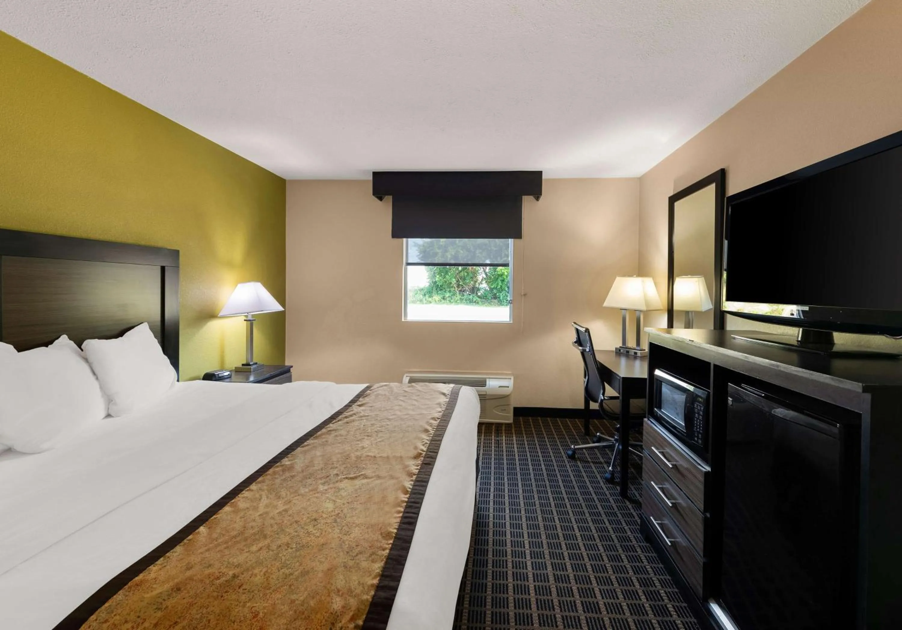 Bedroom, Bed in Best Western Adena Inn