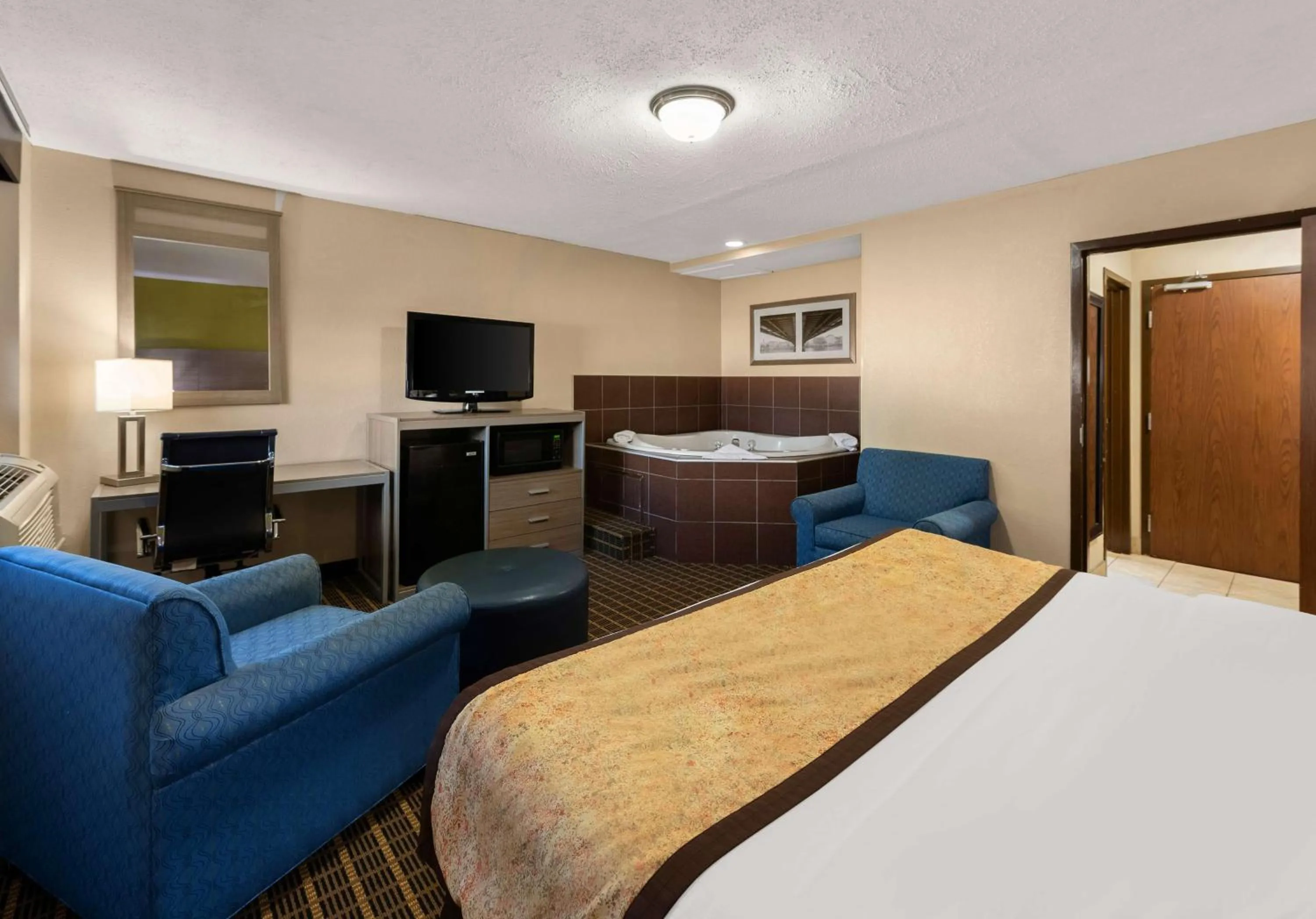 Photo of the whole room, Bed in Best Western Adena Inn