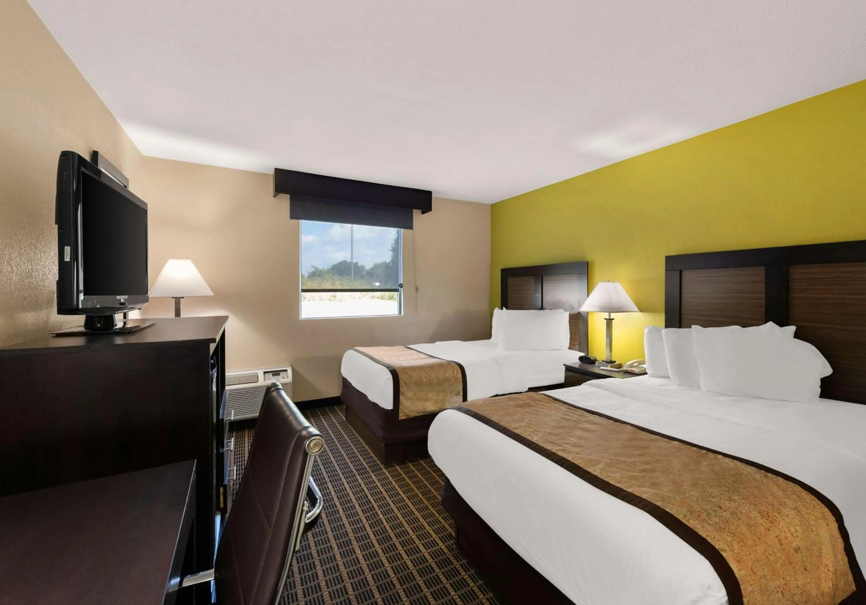 Bedroom, Bed in Best Western Adena Inn