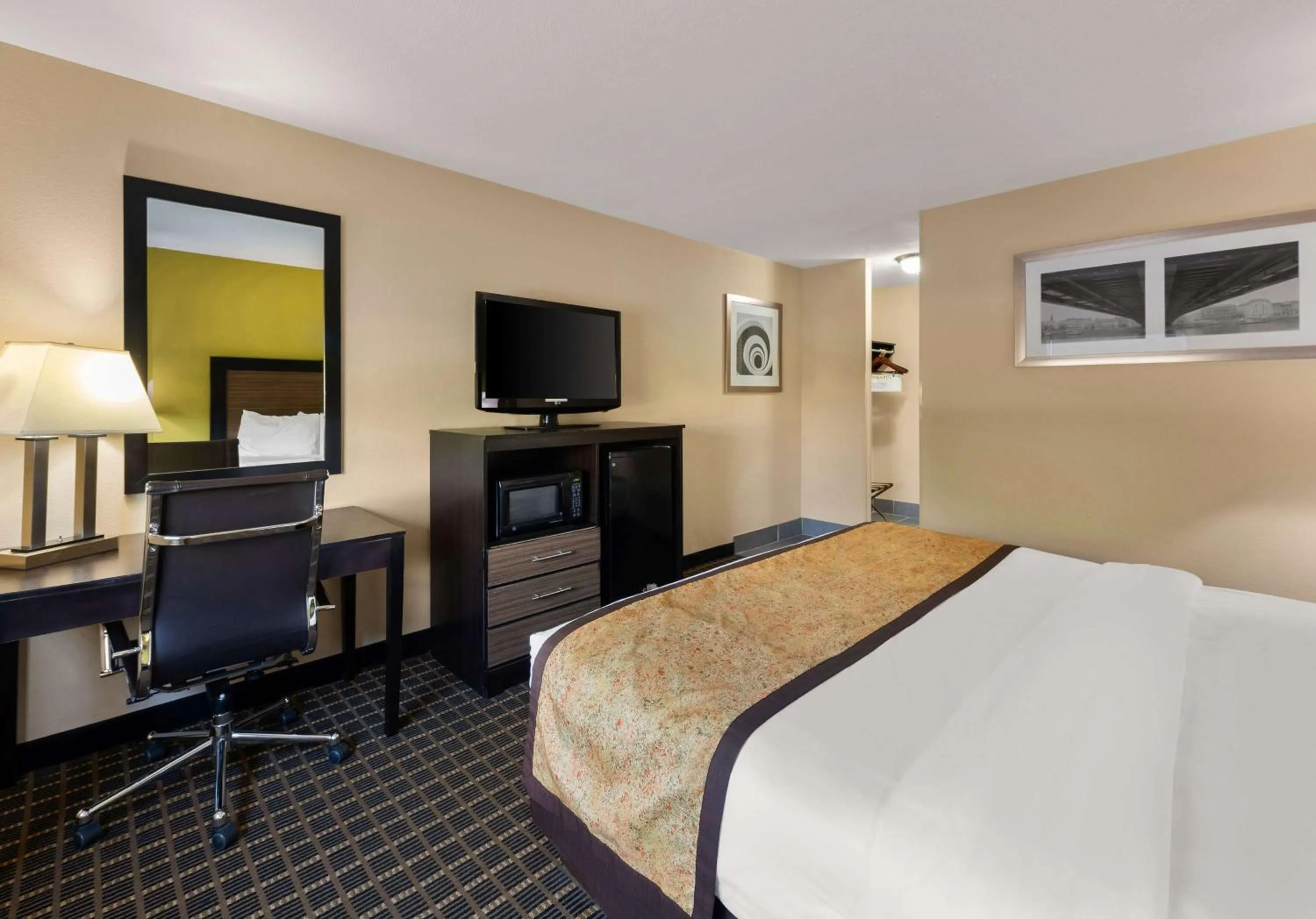 Bedroom, Bed in Best Western Adena Inn