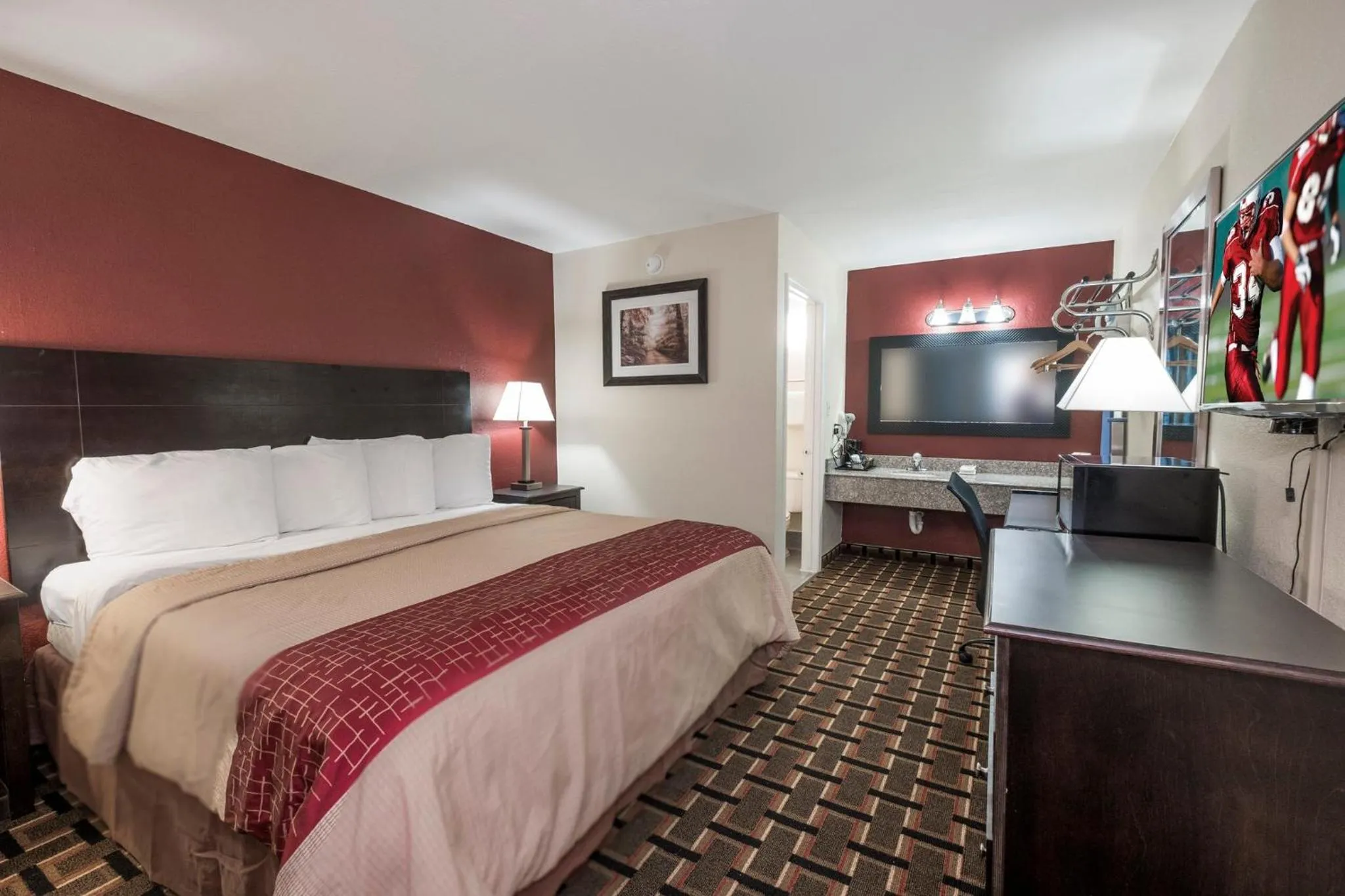 Photo of the whole room, Bed in Red Roof Inn Mobile - Midtown