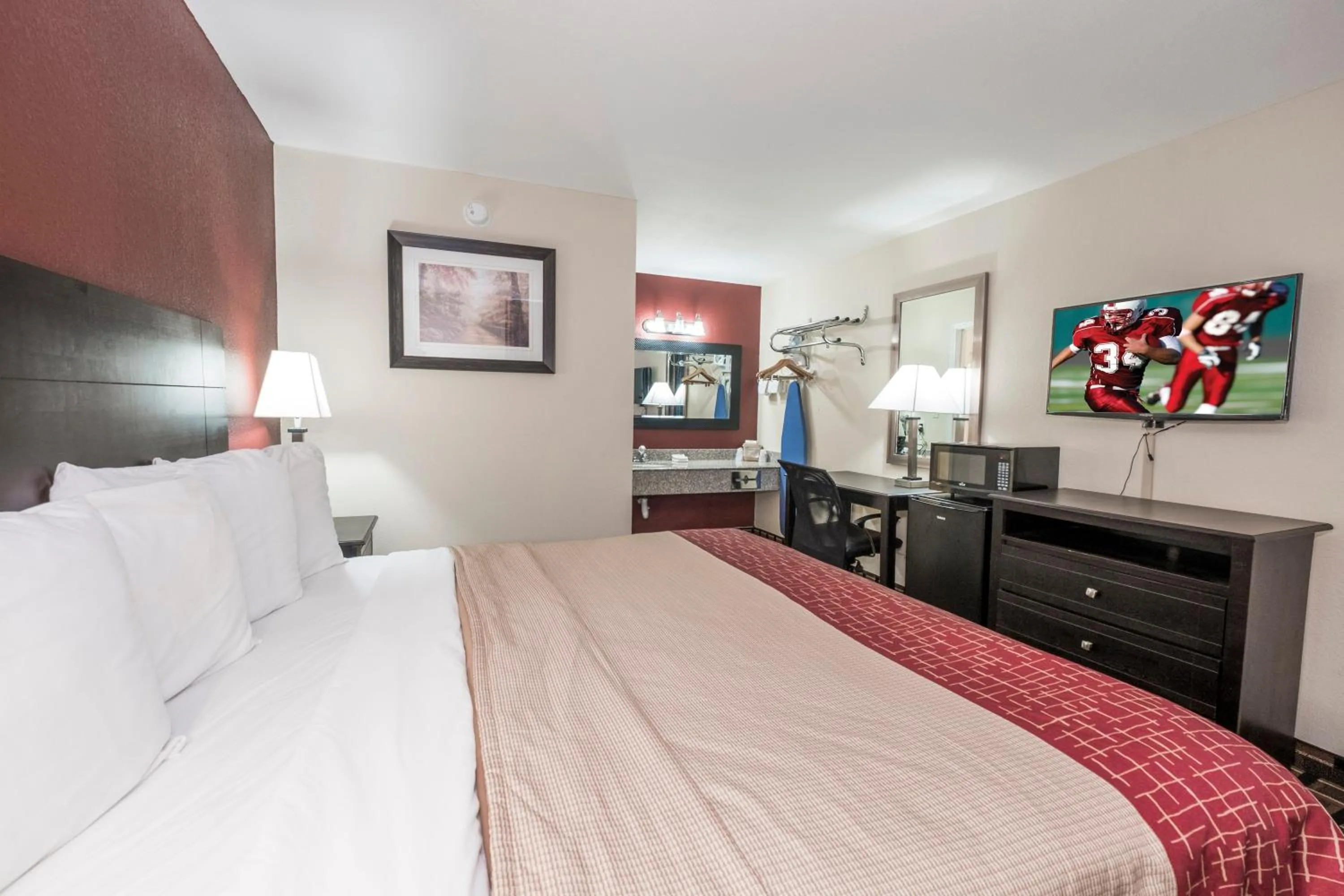 Photo of the whole room, Bed in Red Roof Inn Mobile - Midtown