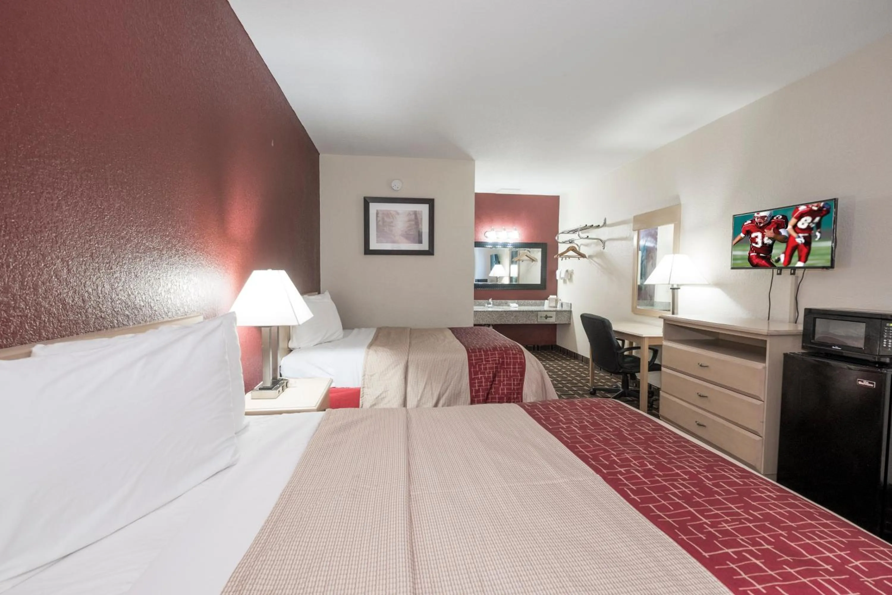 Photo of the whole room, Bed in Red Roof Inn Mobile - Midtown