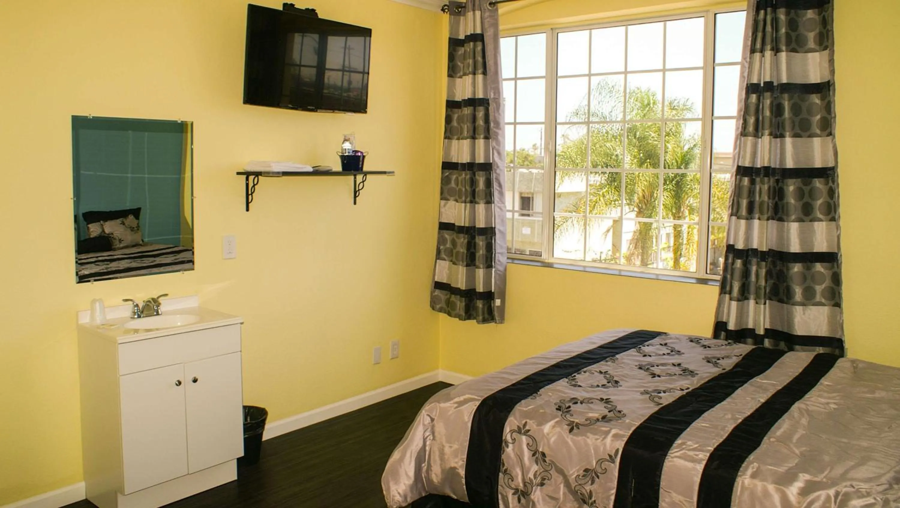 Photo of the whole room, Bed in Plaza Hotel Gardena