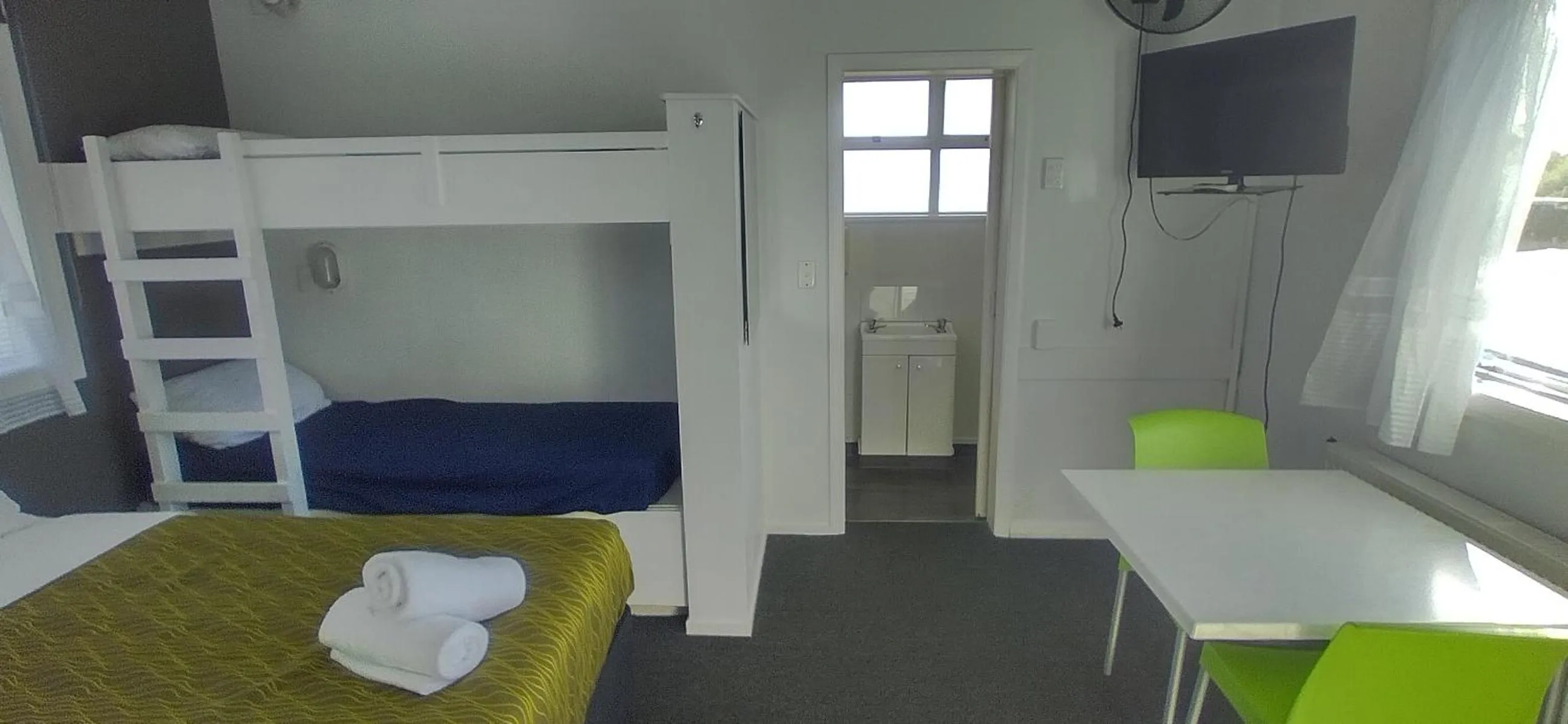 Bathroom, Bed in Cosy Cottage Thermal Holiday Park