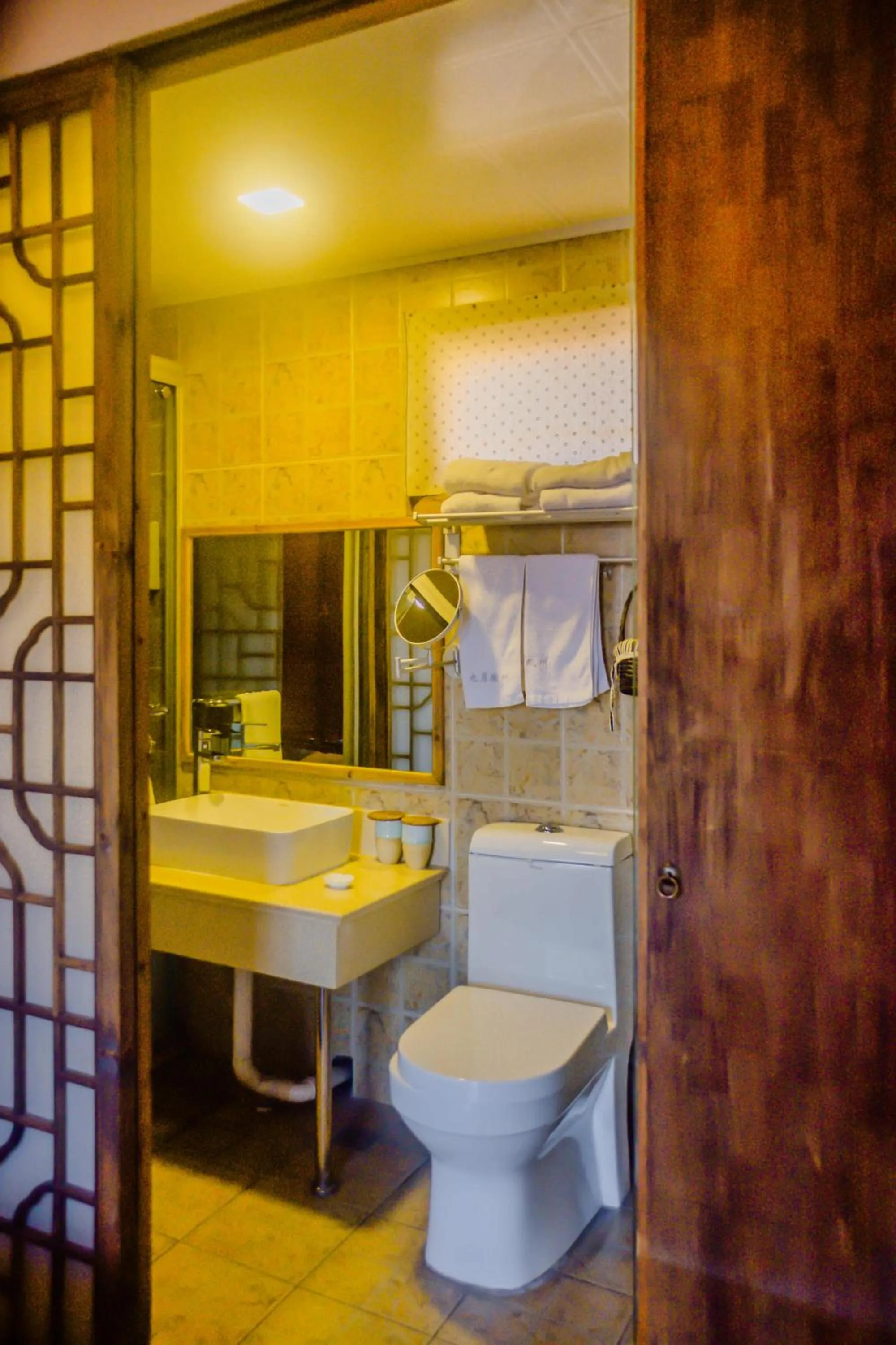 September Huizhou Inn