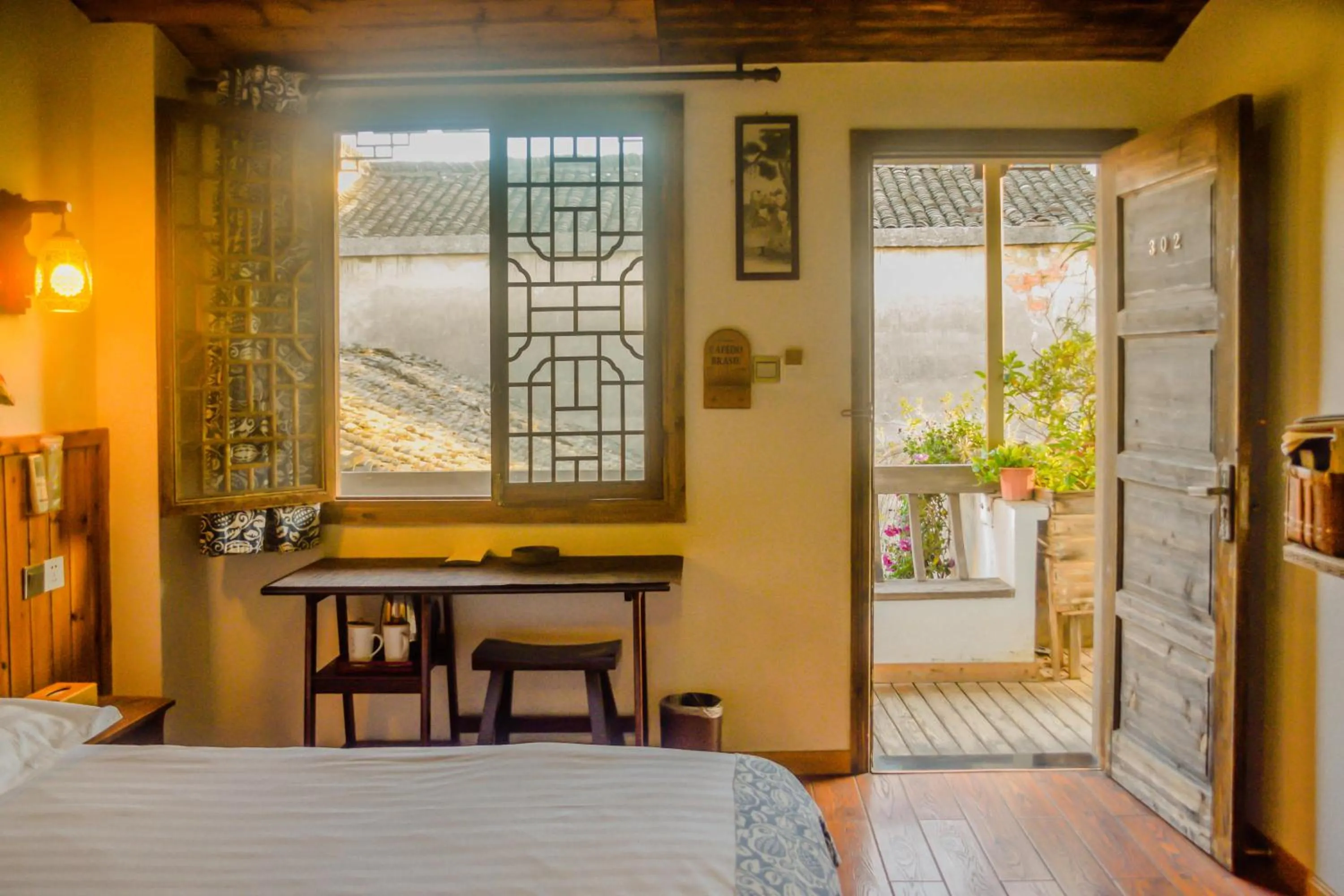 Photo of the whole room, Bed in September Huizhou Inn