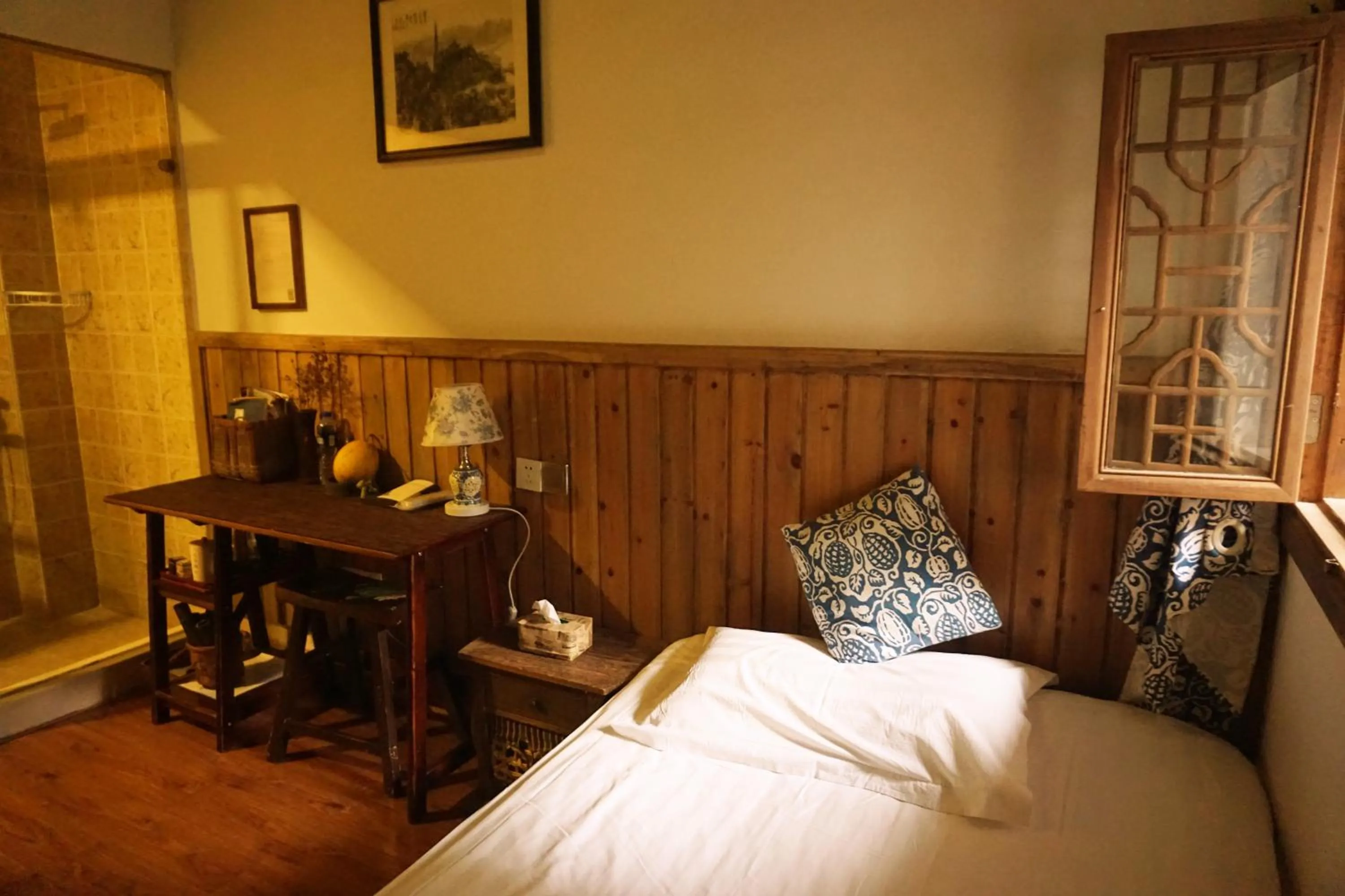 Photo of the whole room, Bed in September Huizhou Inn