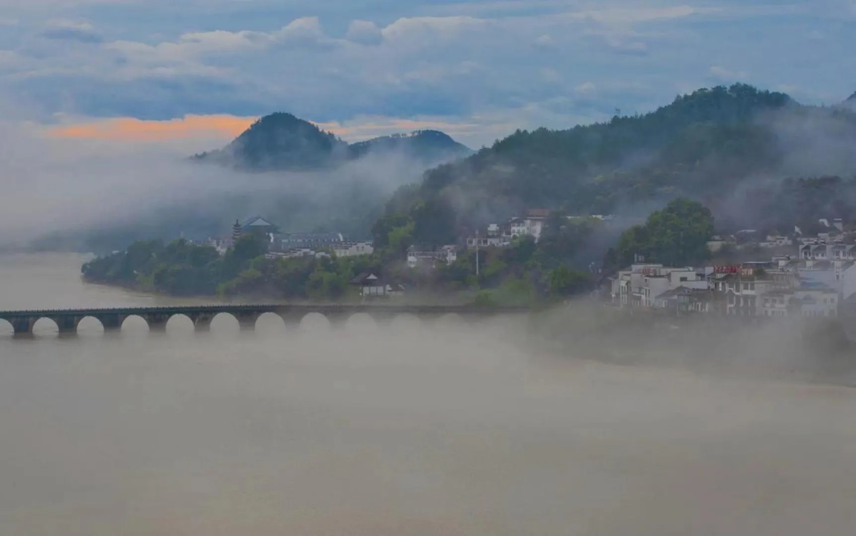 September Huizhou Inn