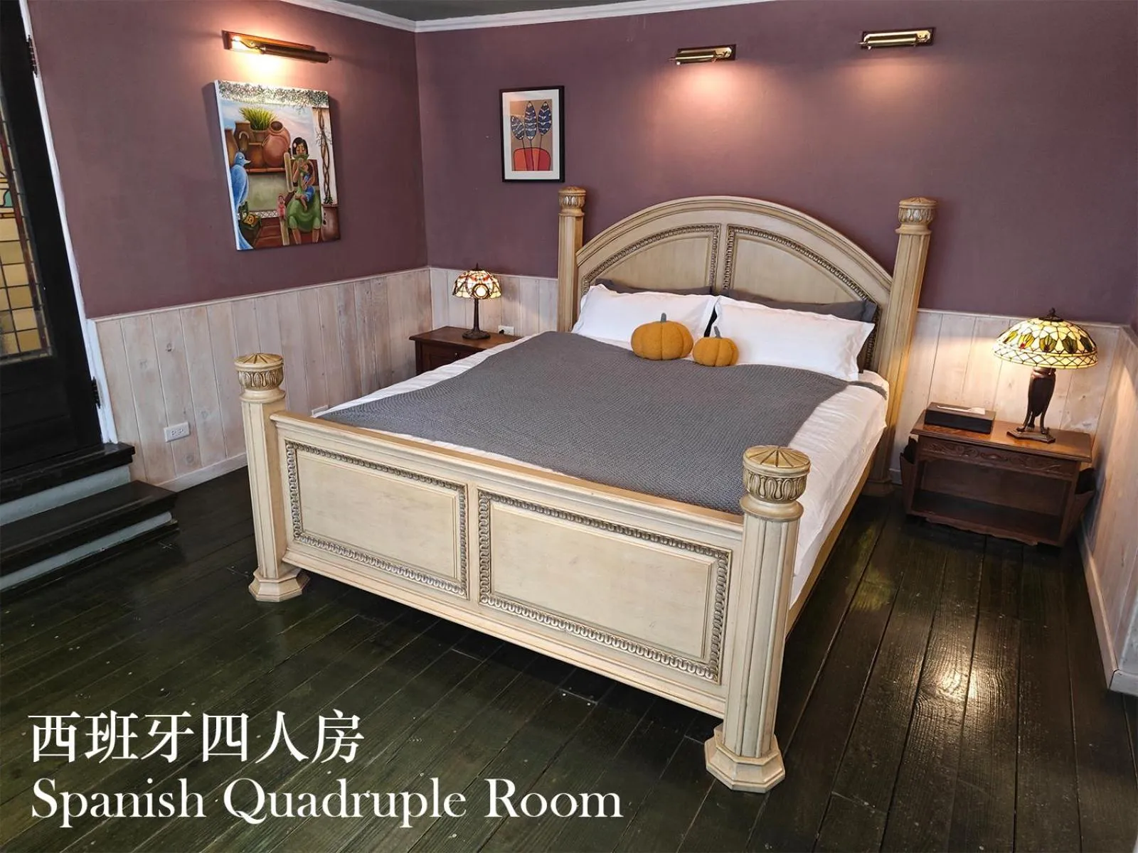 Bed in 金石新月光 Gold Stone Crescent Moon Light