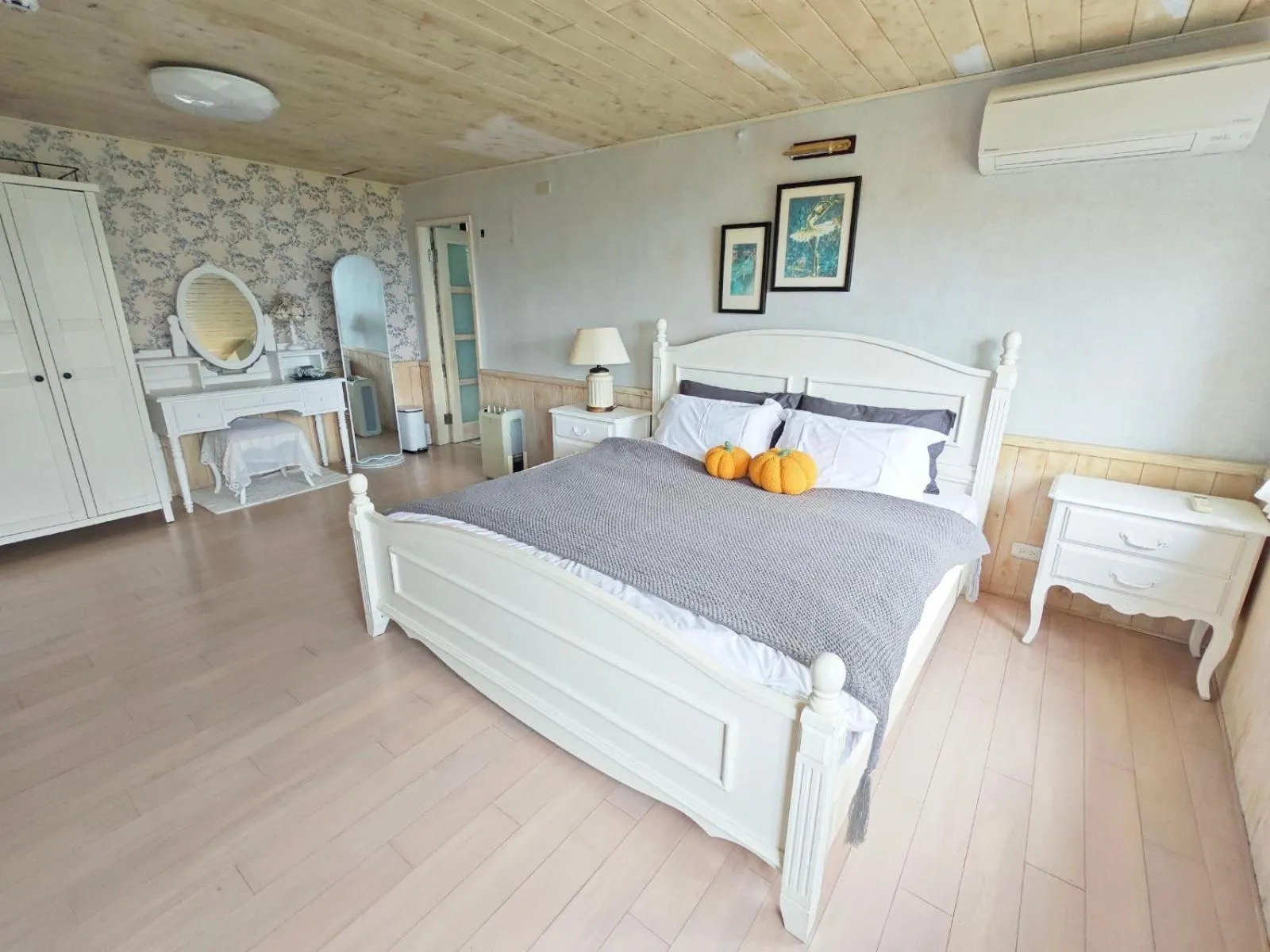 Bed in 金石新月光 Gold Stone Crescent Moon Light