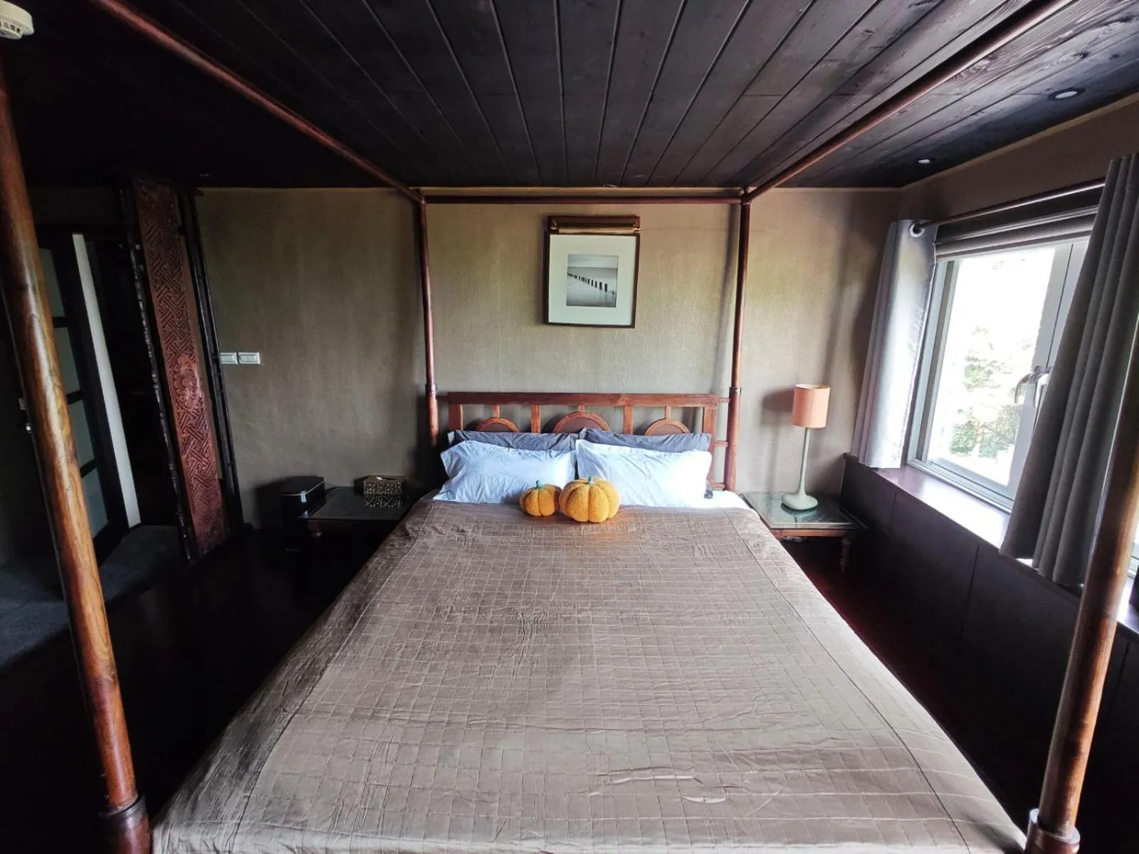 Bed in 金石新月光 Gold Stone Crescent Moon Light