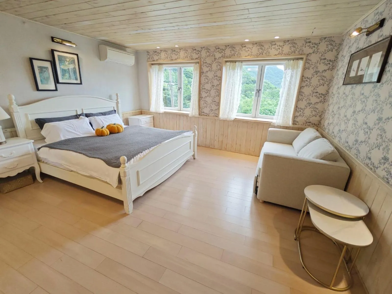 Bed in 金石新月光 Gold Stone Crescent Moon Light