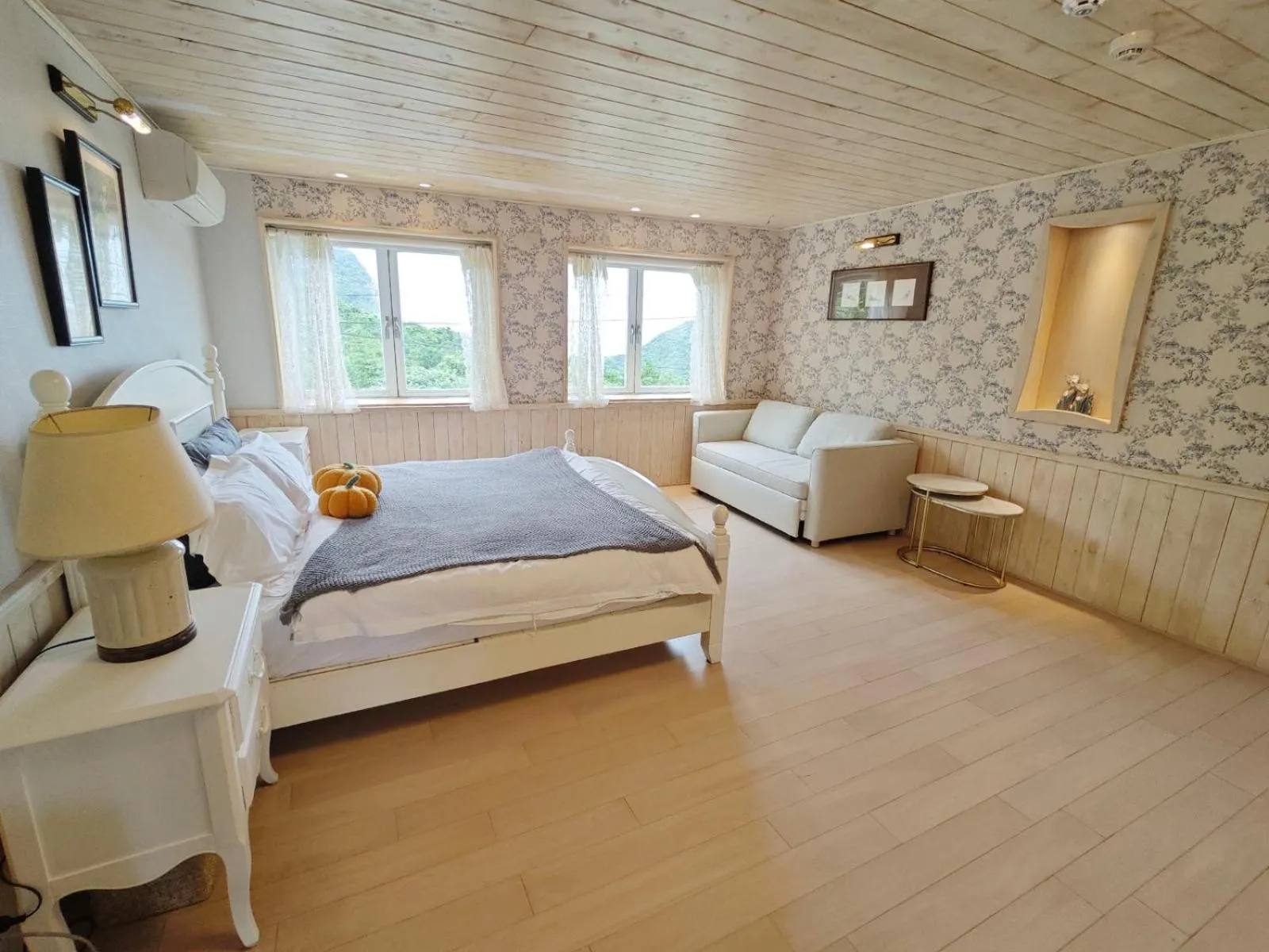 Bed in 金石新月光 Gold Stone Crescent Moon Light