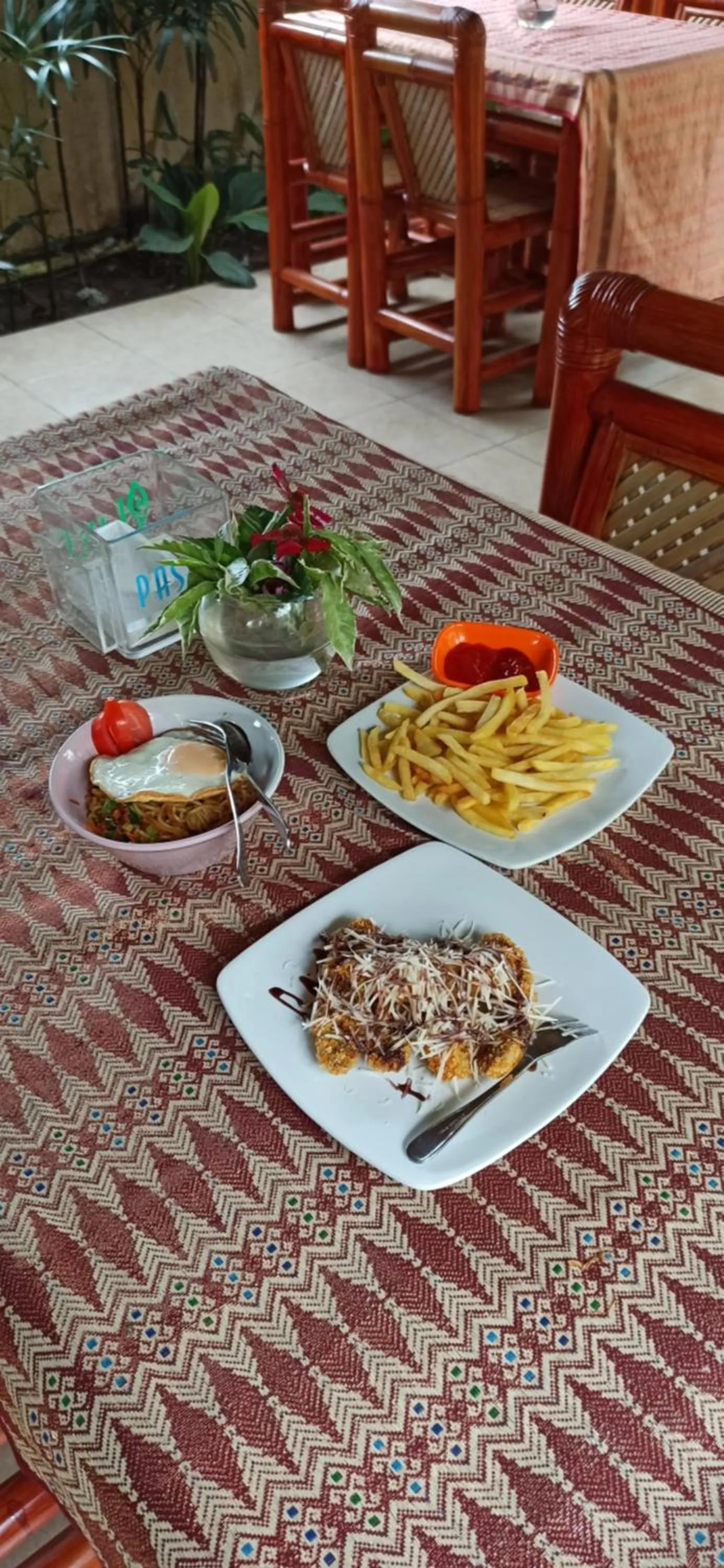 Food and drinks in Mama Bella's Retreat