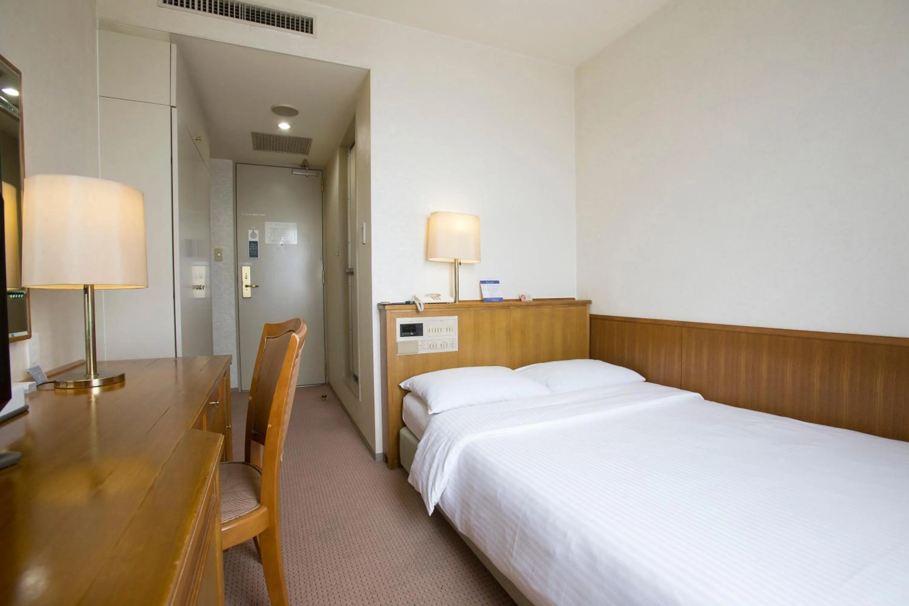 Photo of the whole room, Bed in Tetoranze Makuhari Inagekaigan Hotel