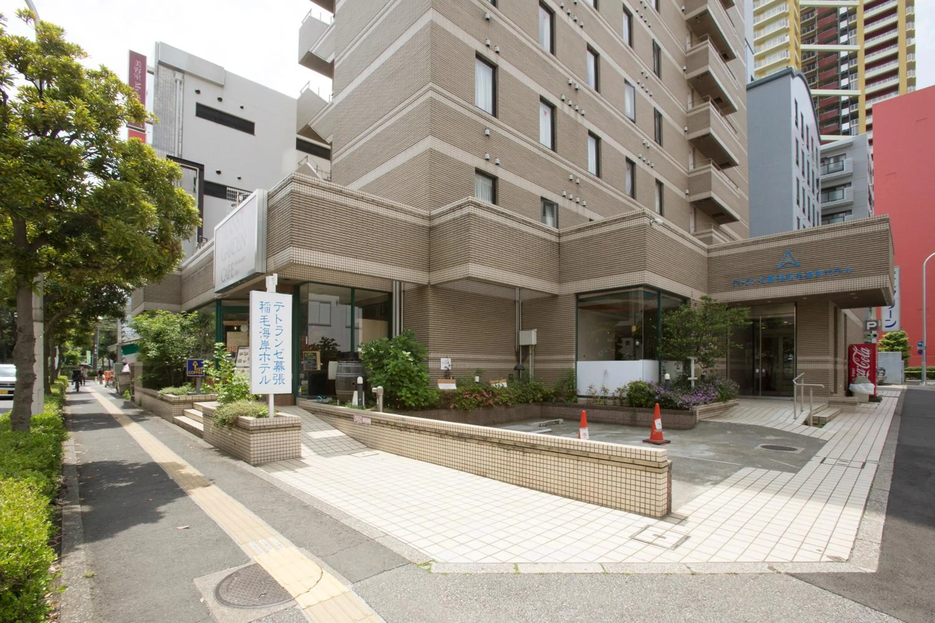 Facade/entrance in Tetoranze Makuhari Inagekaigan Hotel