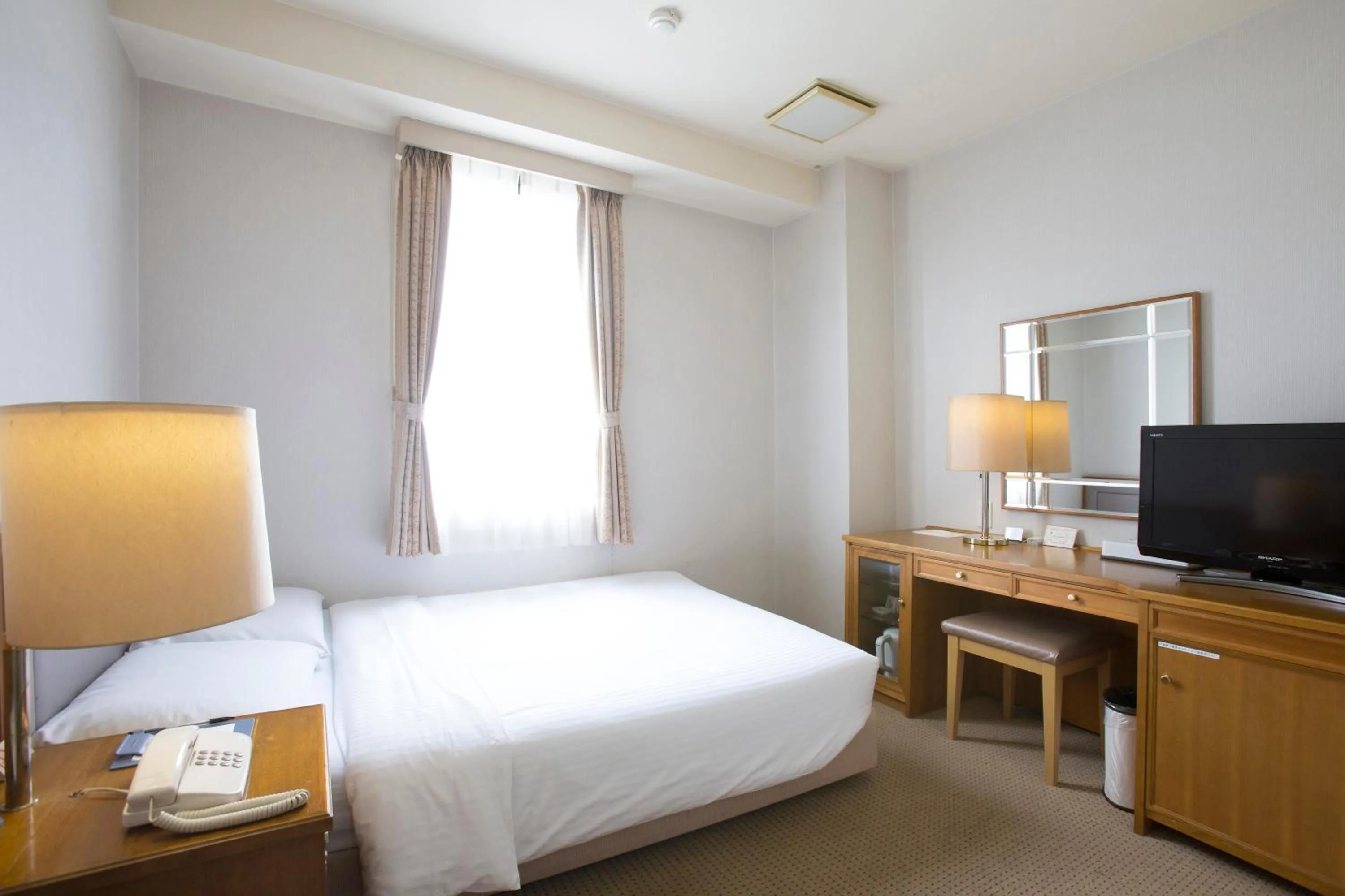 Photo of the whole room, Bed in Tetoranze Makuhari Inagekaigan Hotel
