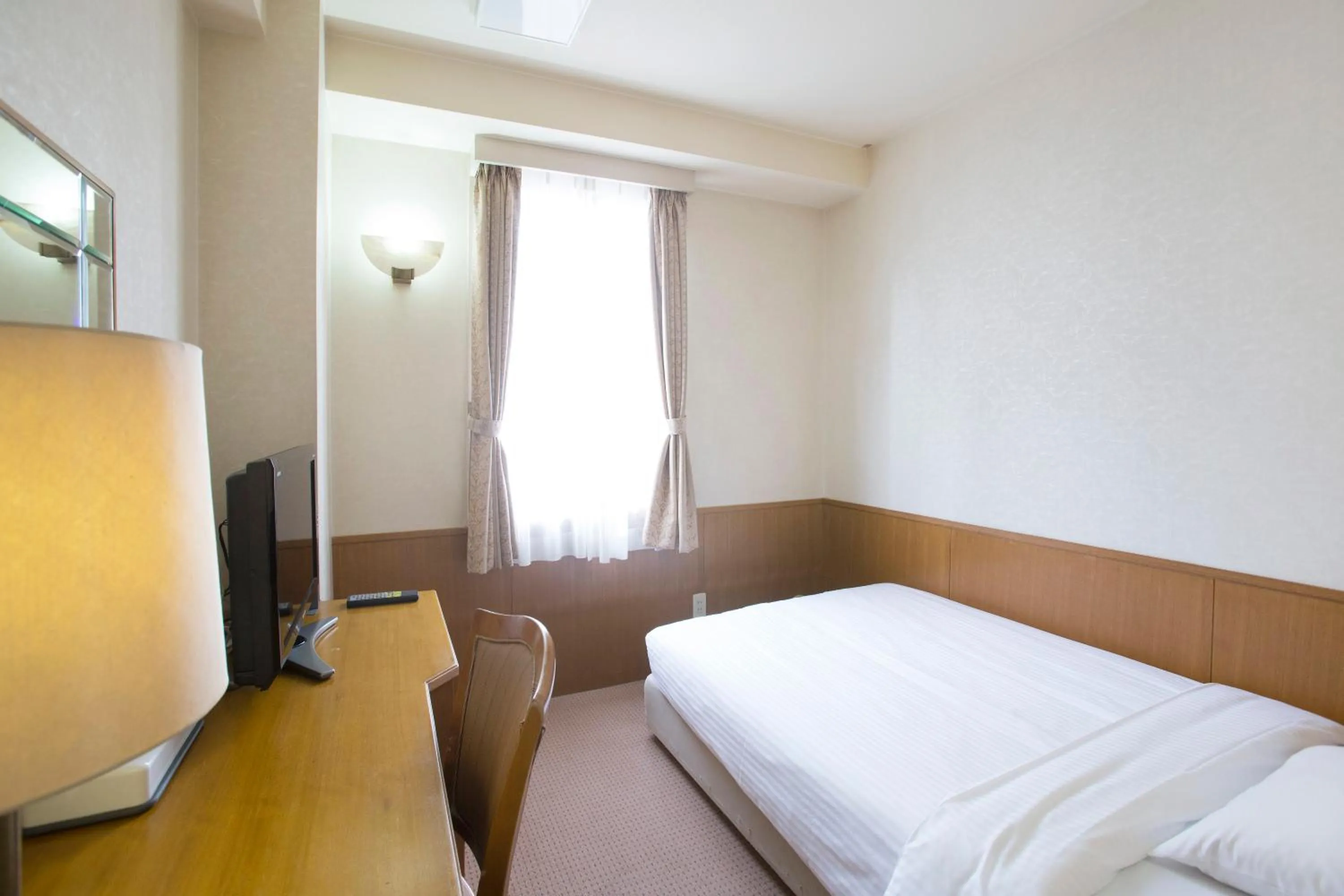 Photo of the whole room, Bed in Tetoranze Makuhari Inagekaigan Hotel