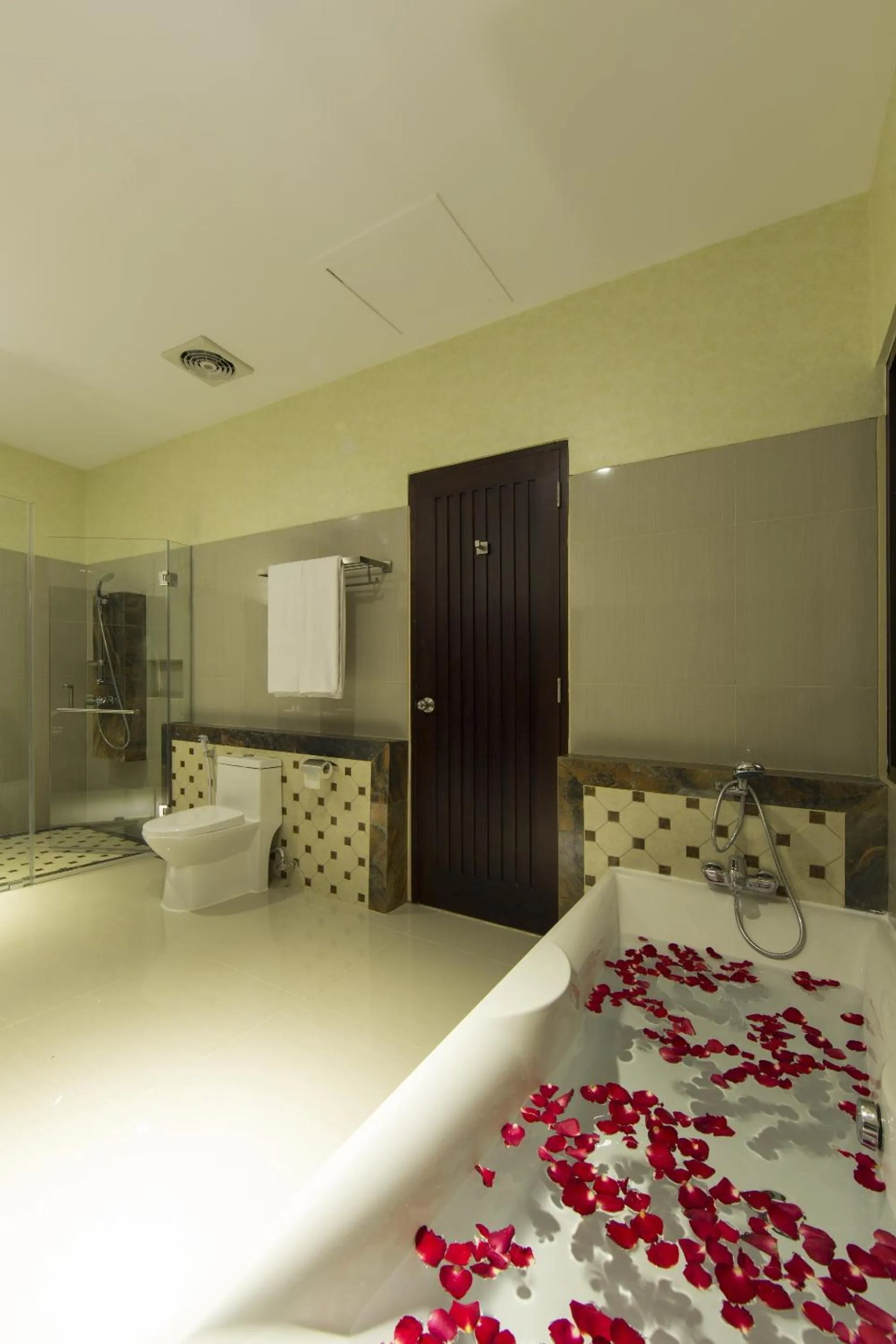 Bathroom, Bed in Flamingo Dewata Pool Villa Uluwatu
