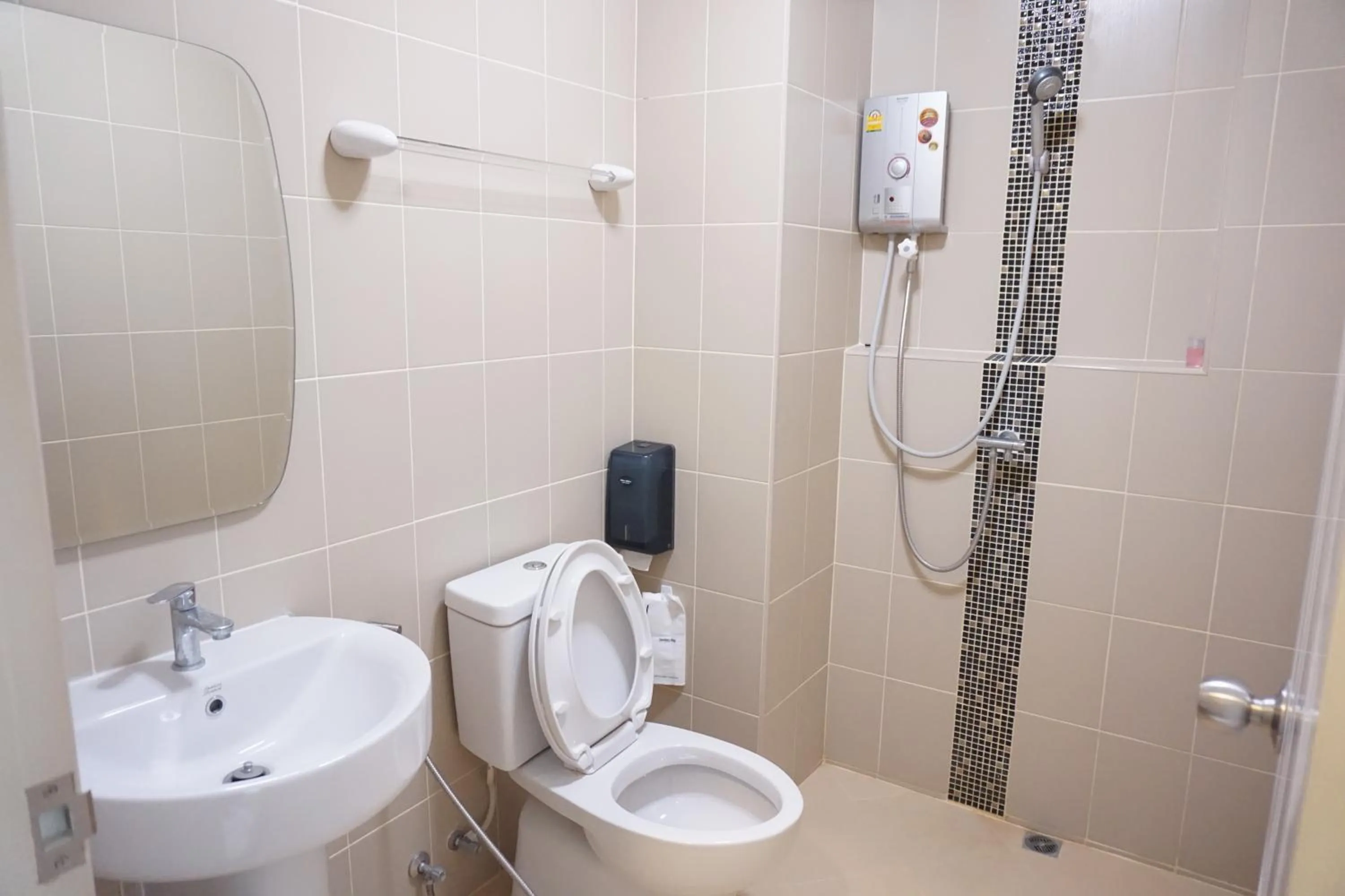 Shower in Chompu Nakarin Apartment