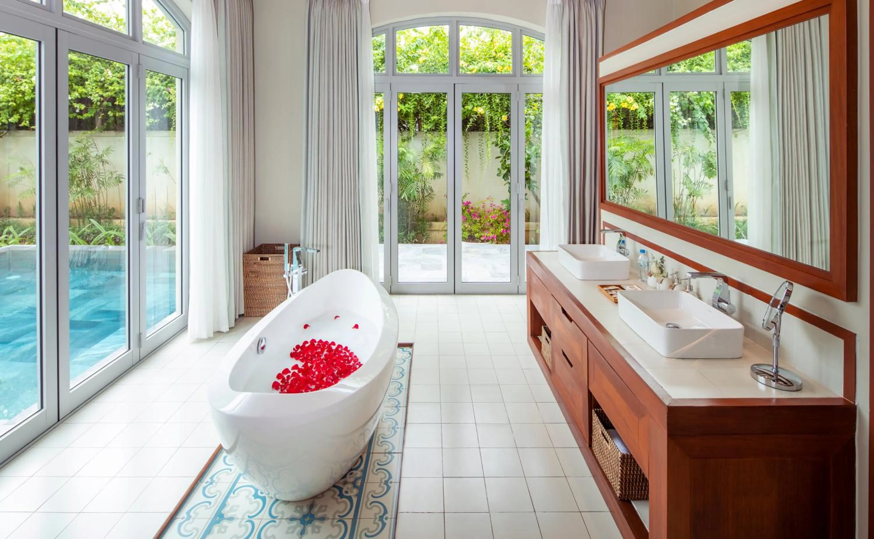 Bath in FLC Luxury Resort Samson