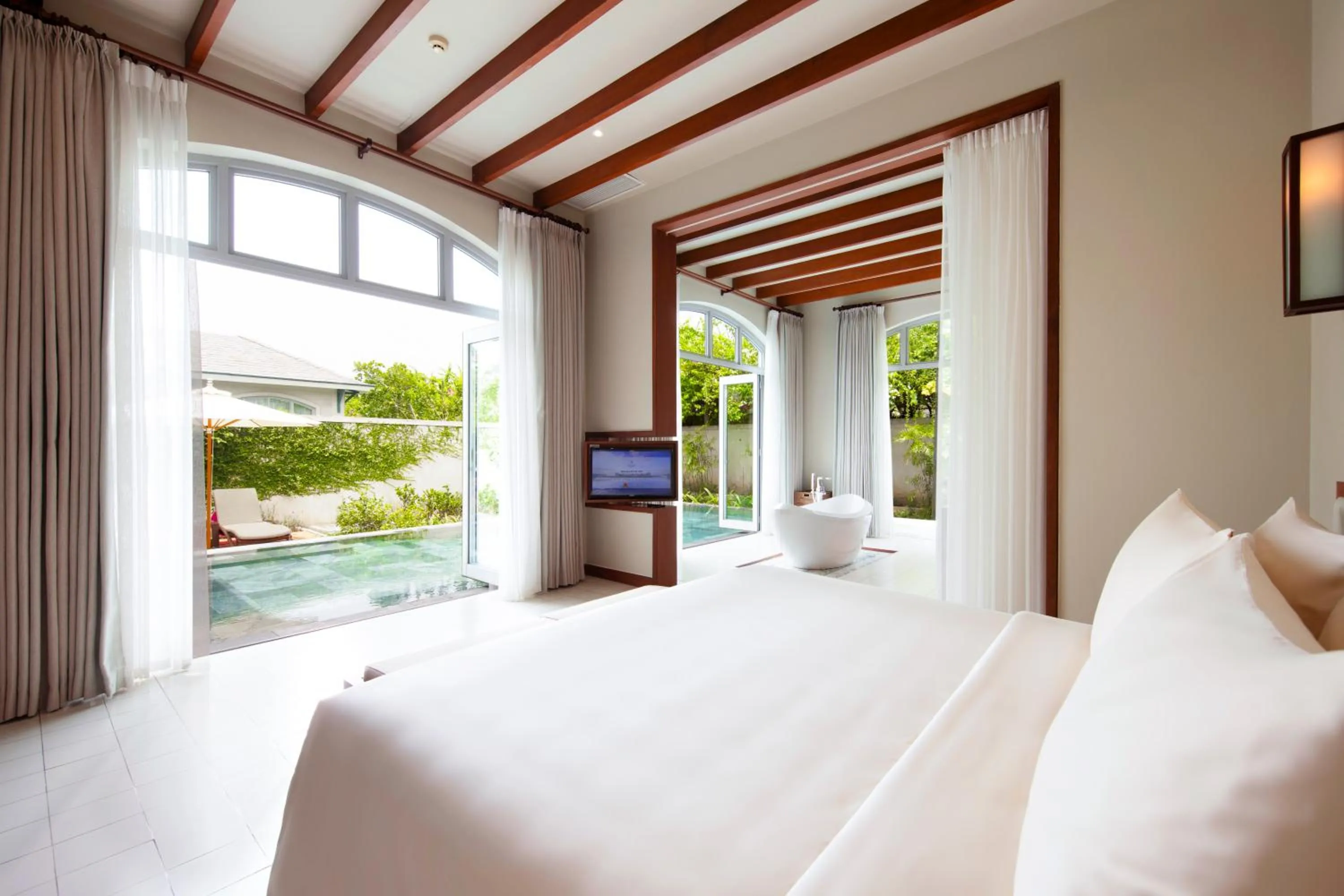 View (from property/room), Bed in FLC Luxury Resort Samson