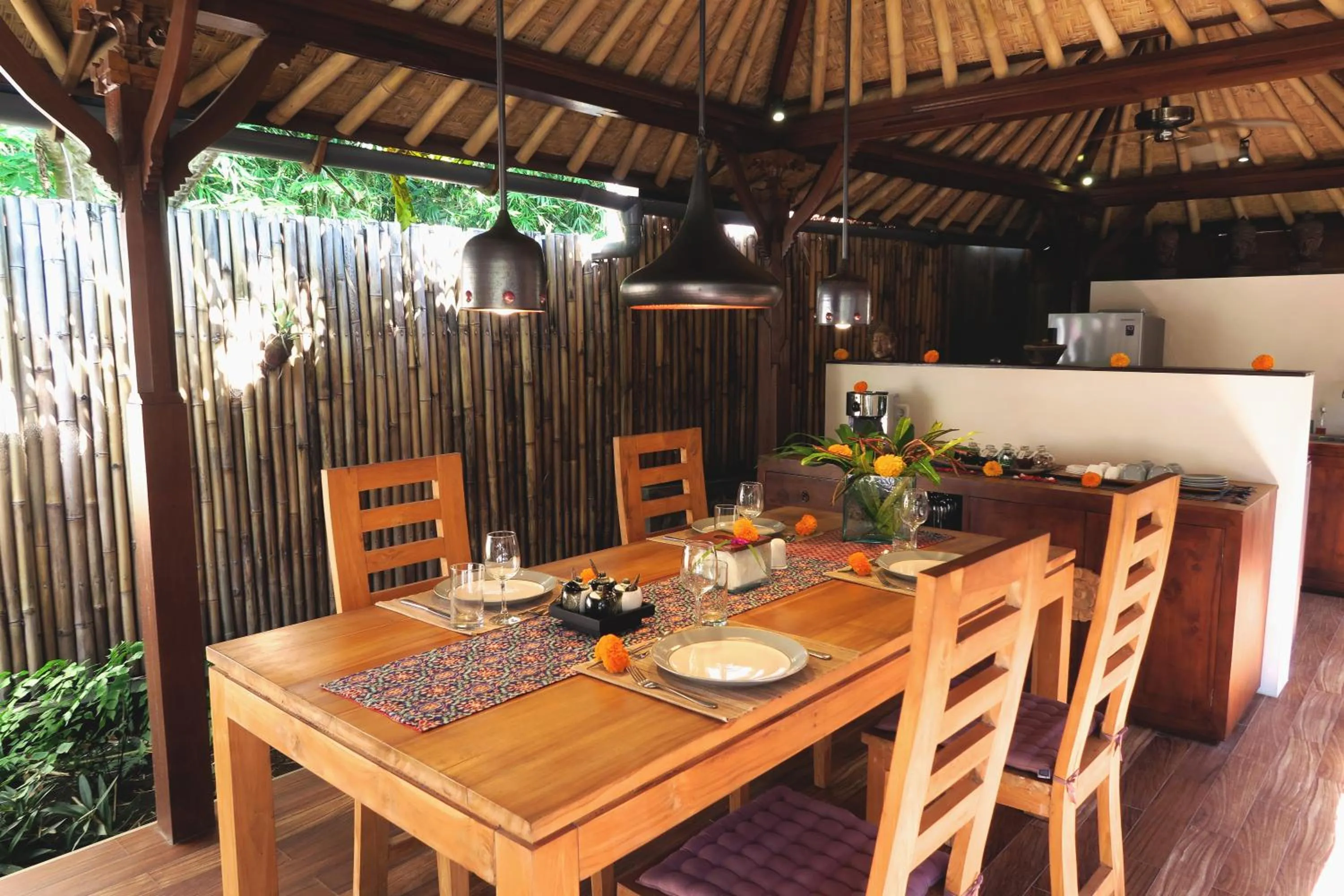 Restaurant/places to eat in Cili Emas Oceanside Resort