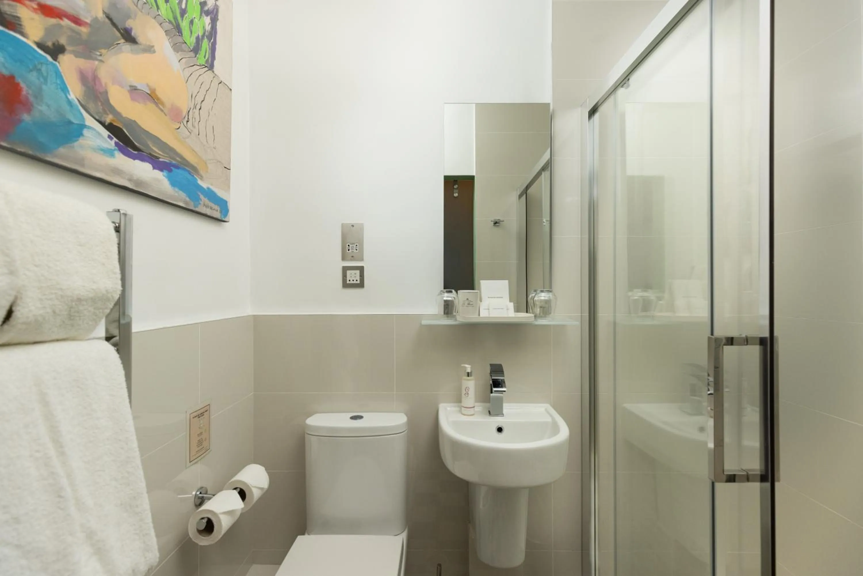 Shower in 24 Royal Terrace