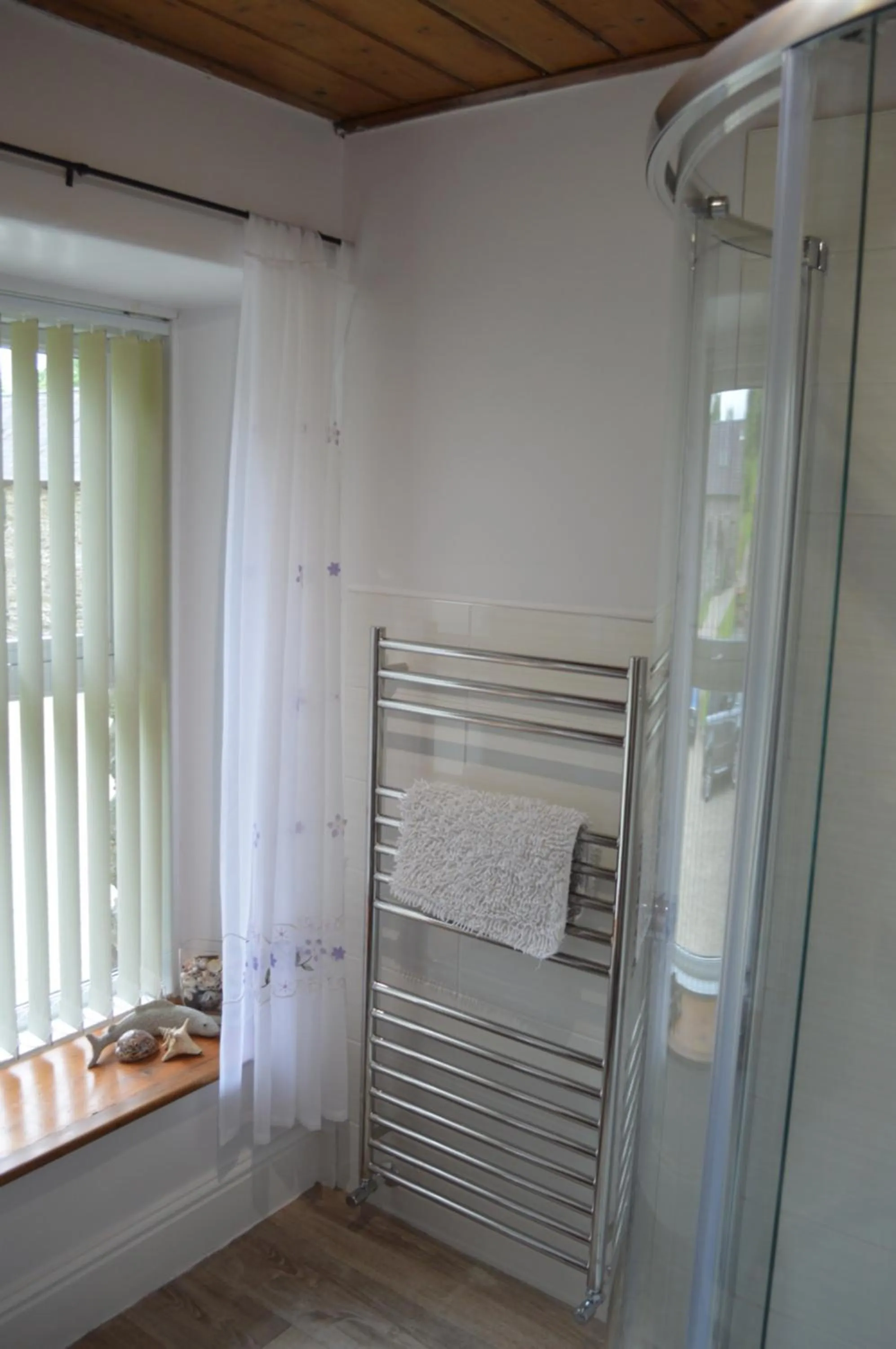 Bathroom in Troedyrhiw Bed & Breakfast