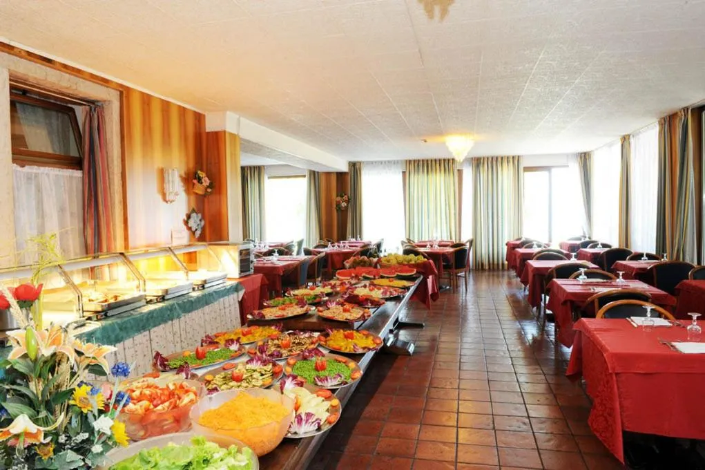 Restaurant/places to eat in Park Hotel Jolanda