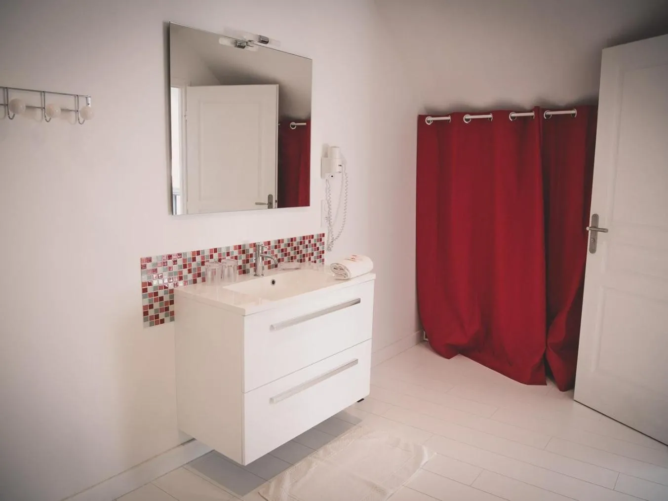 Bathroom in La Pomme Rouge