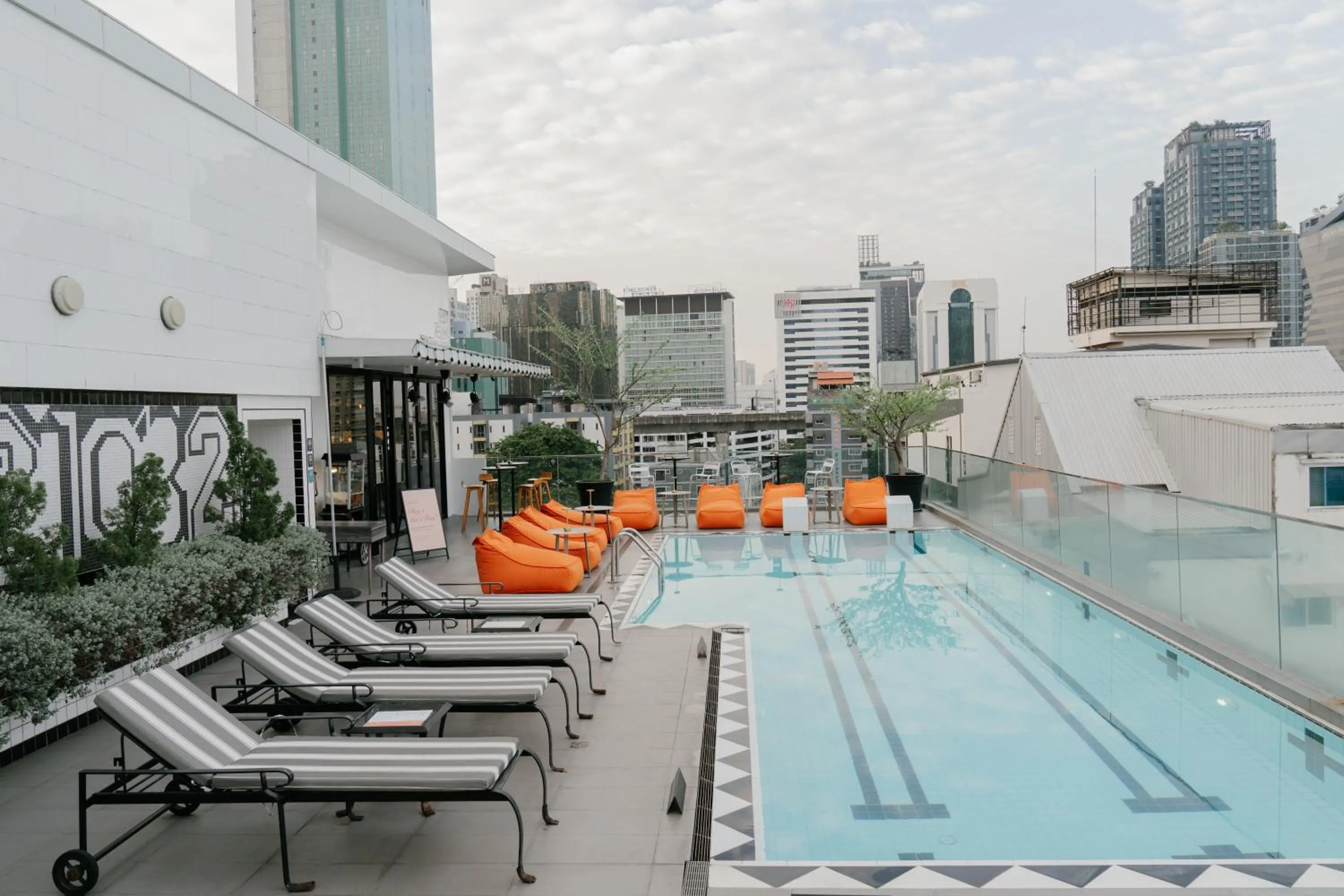 Swimming pool in Vince Hotel Pratunam