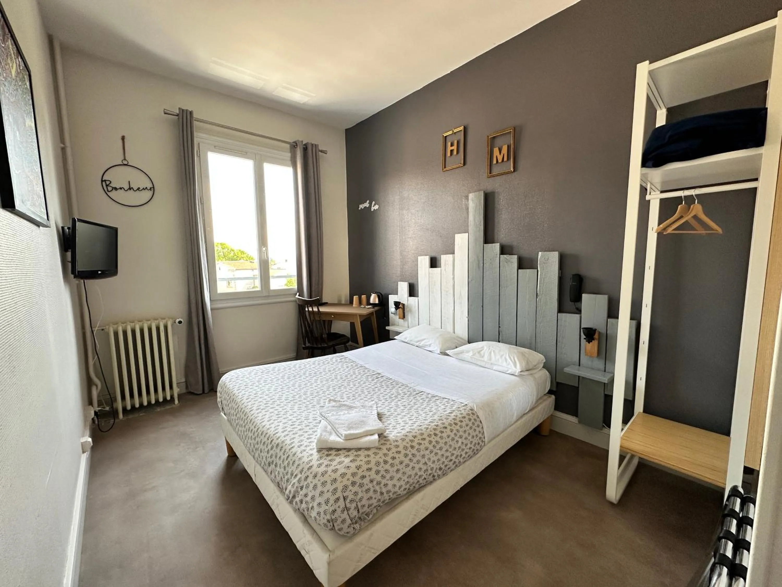 Bed in Hotel Le Midi Clermont-Cournon