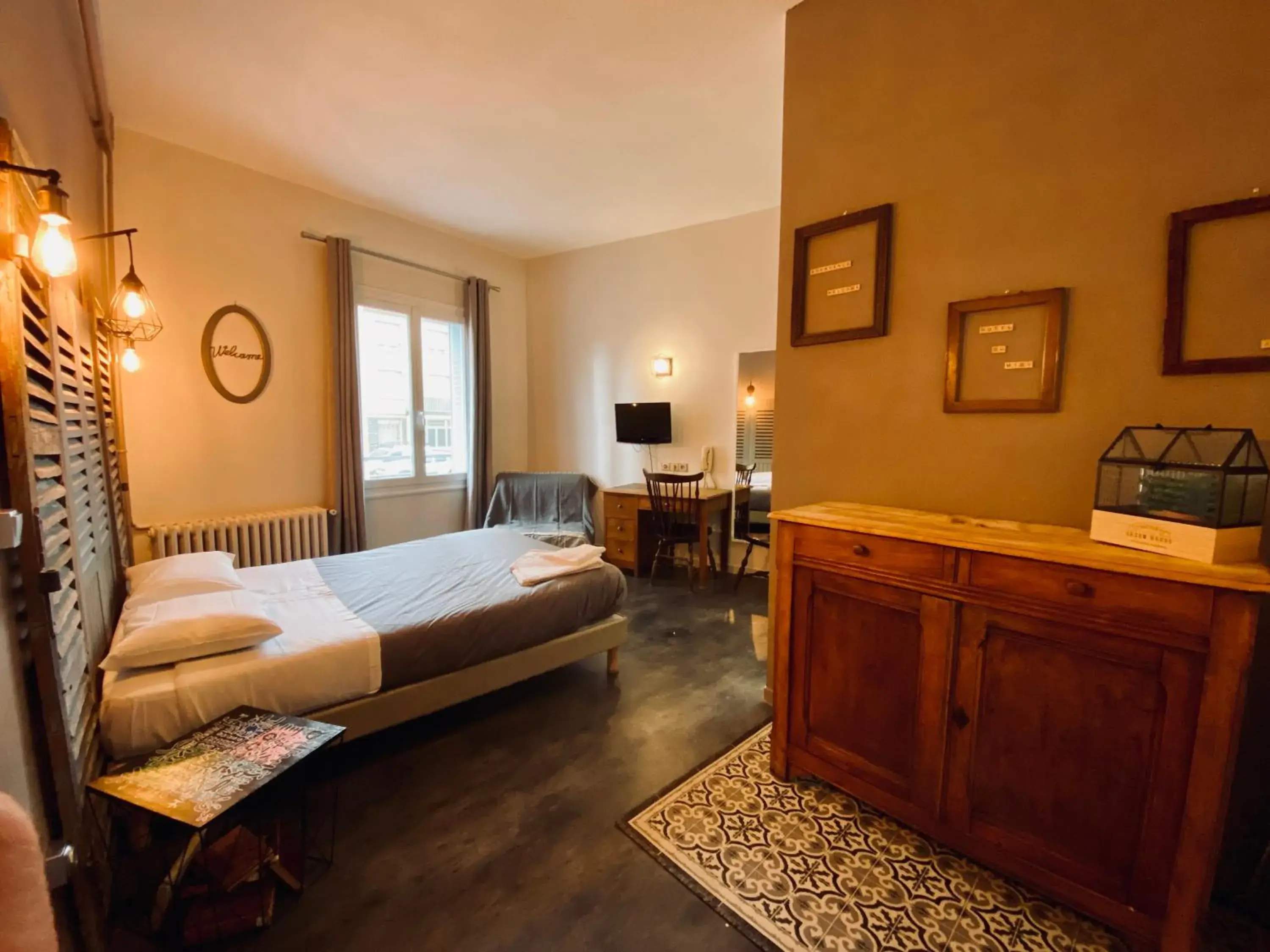 Double Room in Hotel Le Midi Clermont-Cournon Double Room in Hotel Le Midi Clermont-Cournon