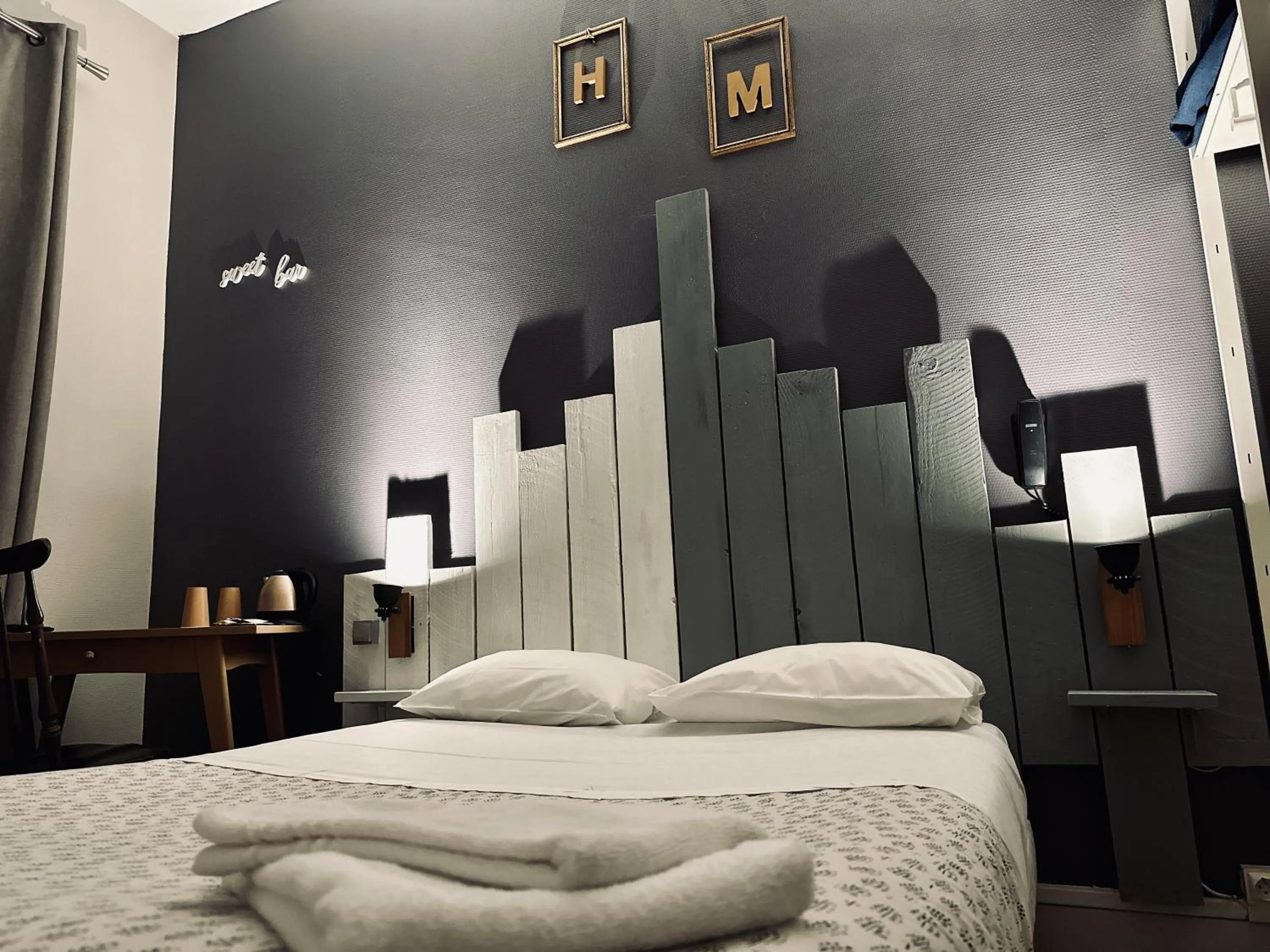 Bed in Hotel Le Midi Clermont-Cournon