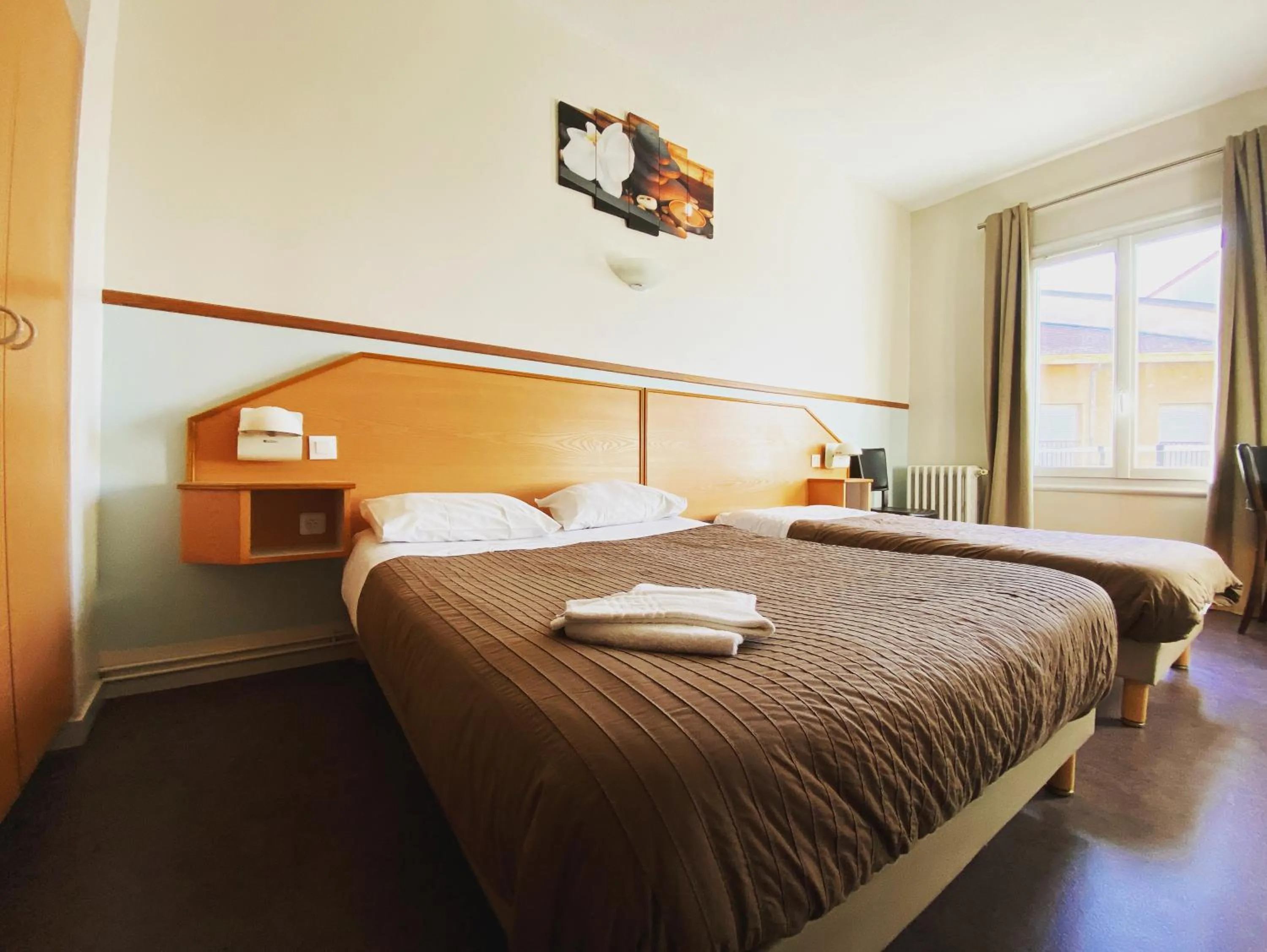 Bed in Hotel Le Midi Clermont-Cournon