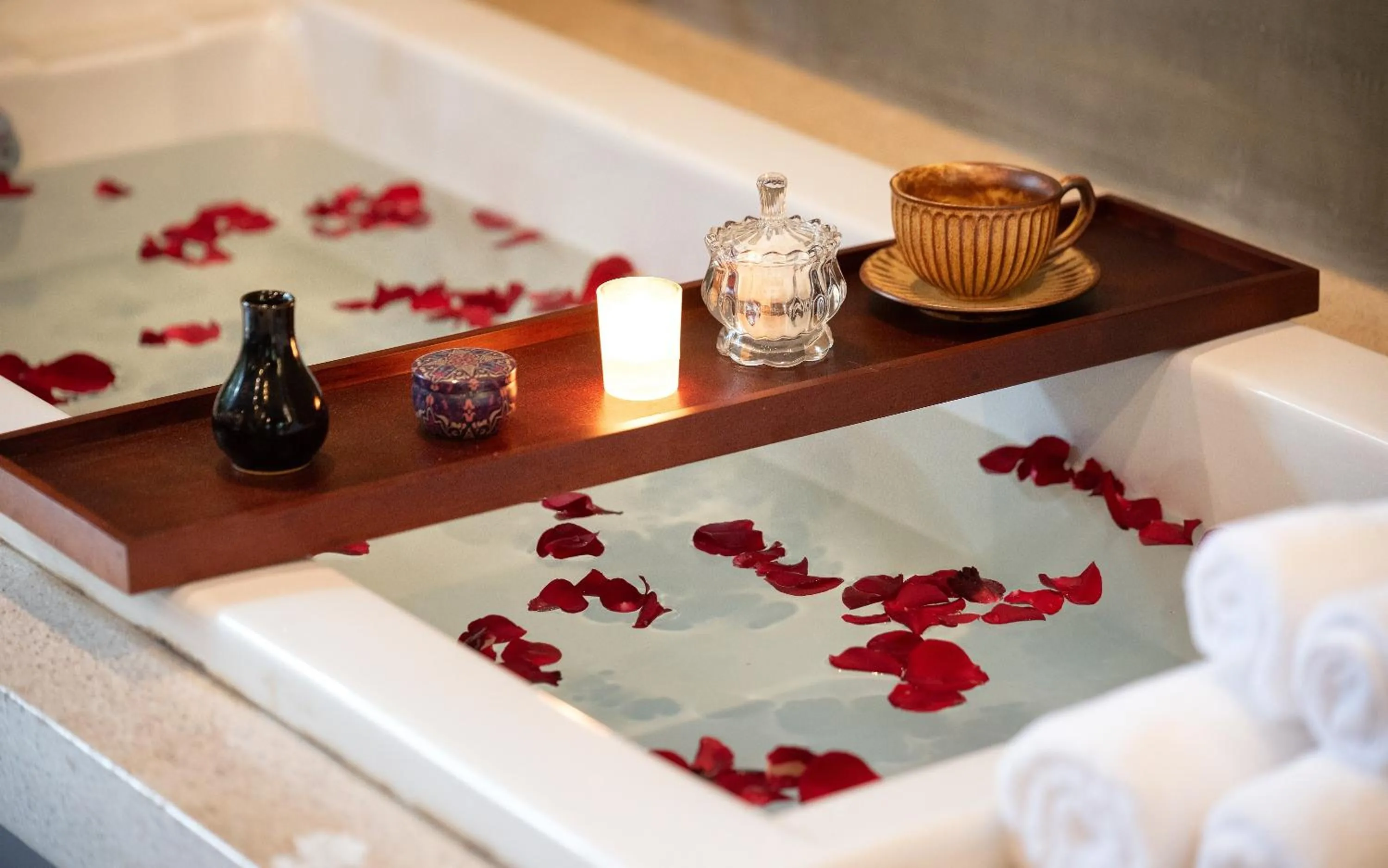 Hot Tub in The Moon Residence & Spa