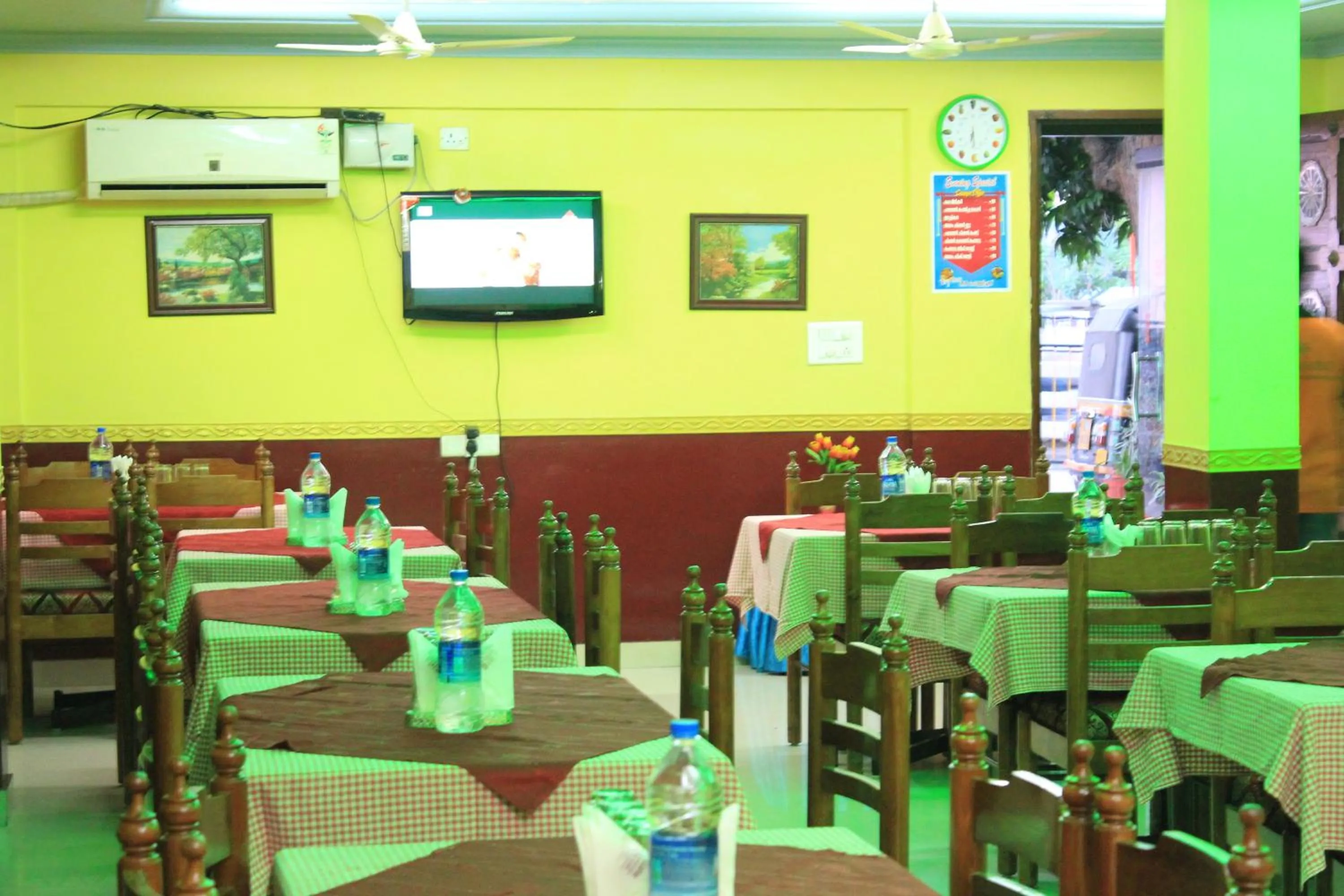 Restaurant/places to eat in Hotel Silver Sand