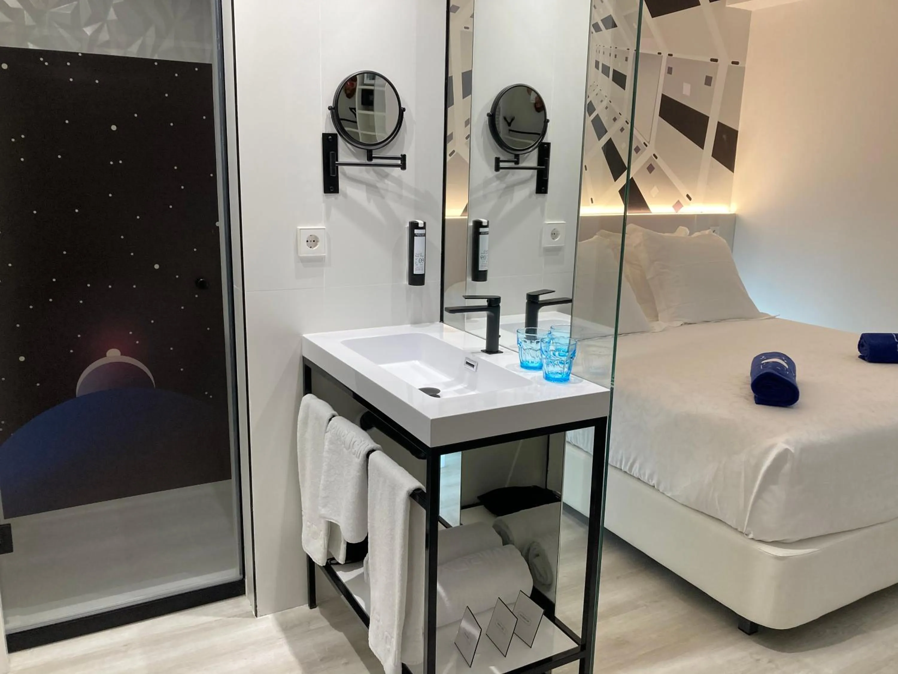 Bathroom, Bed in Dormirdcine Alicante