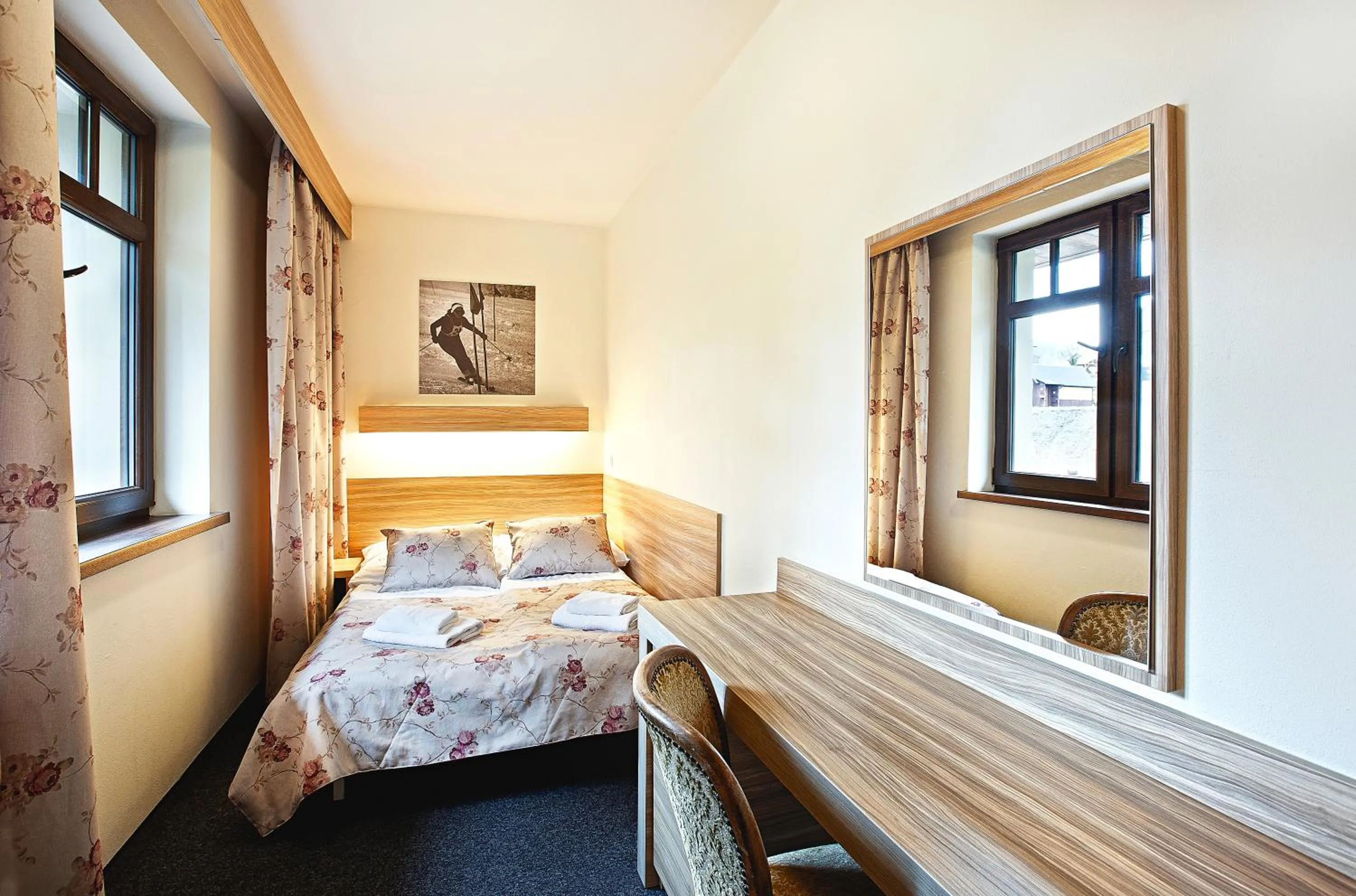 Photo of the whole room, Bed in Absolwent
