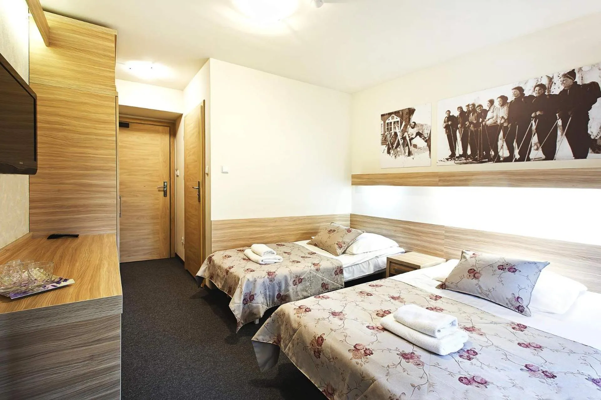 Photo of the whole room, Bed in Absolwent
