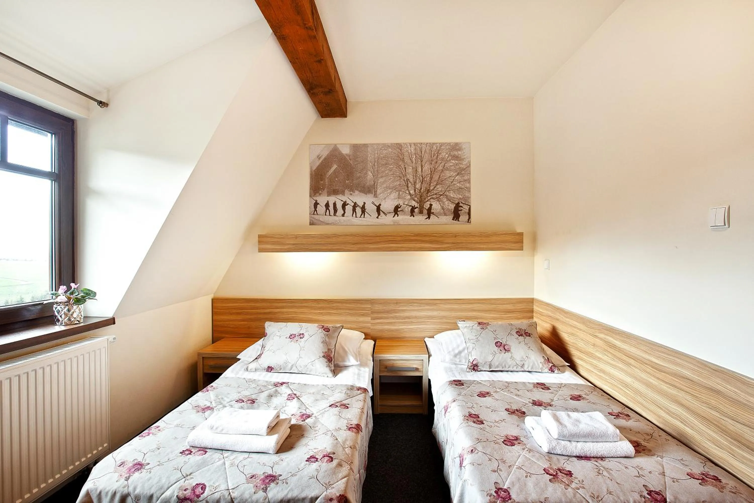 Photo of the whole room, Bed in Absolwent