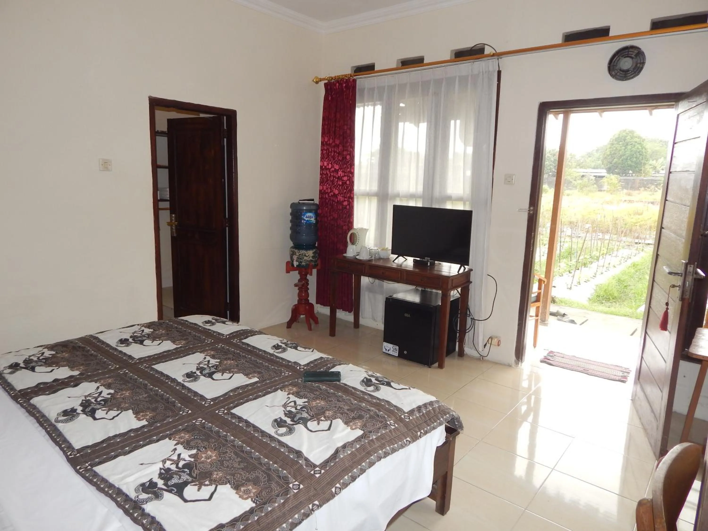 TV and multimedia, Bed in Rosella Cottages - Homestay - Yogyakarta