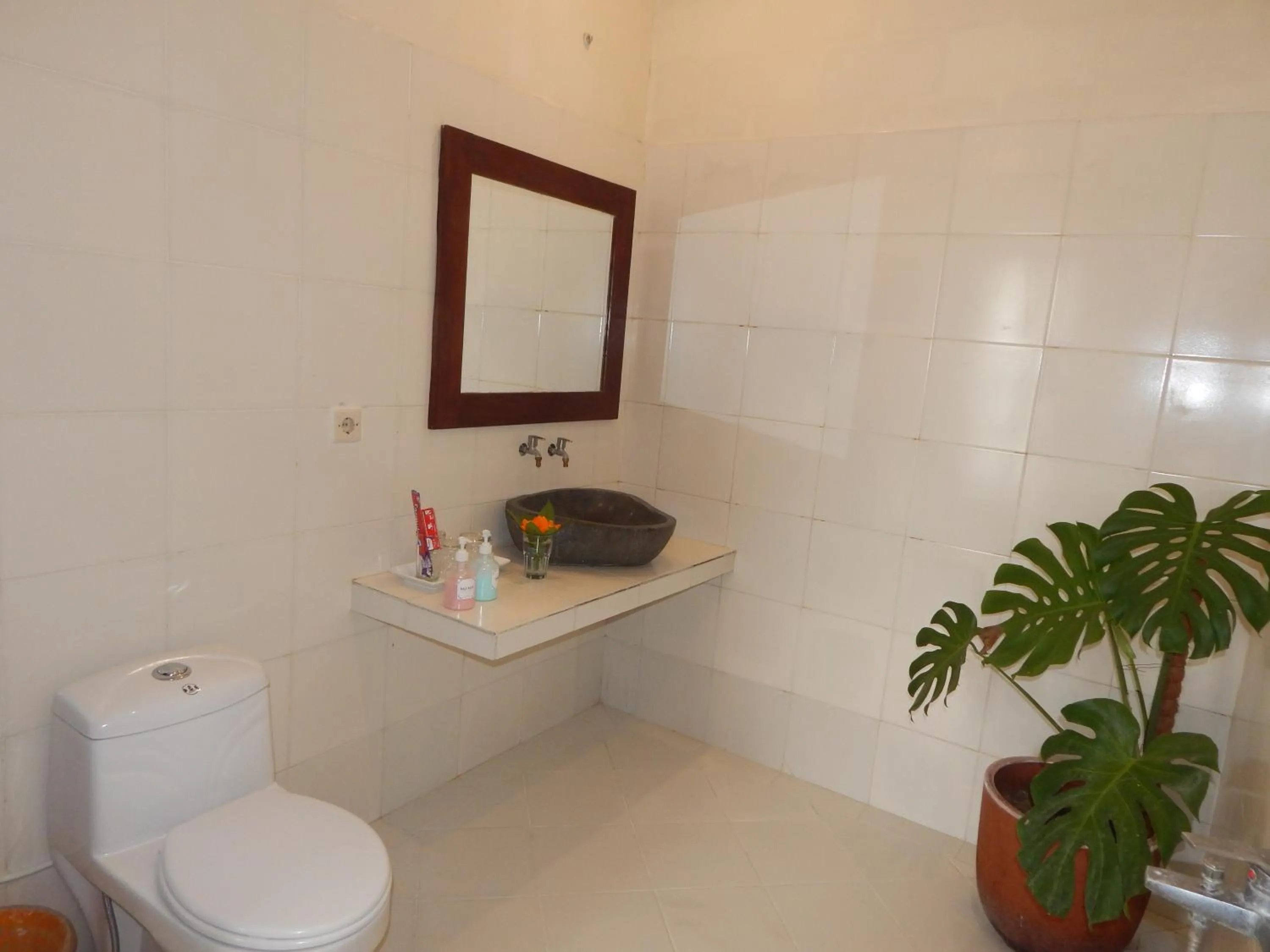 Bathroom in Rosella Cottages - Homestay - Yogyakarta