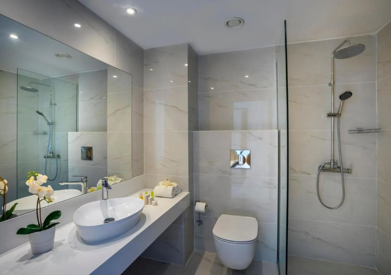 Shower in Silver Sands Beach Hotel