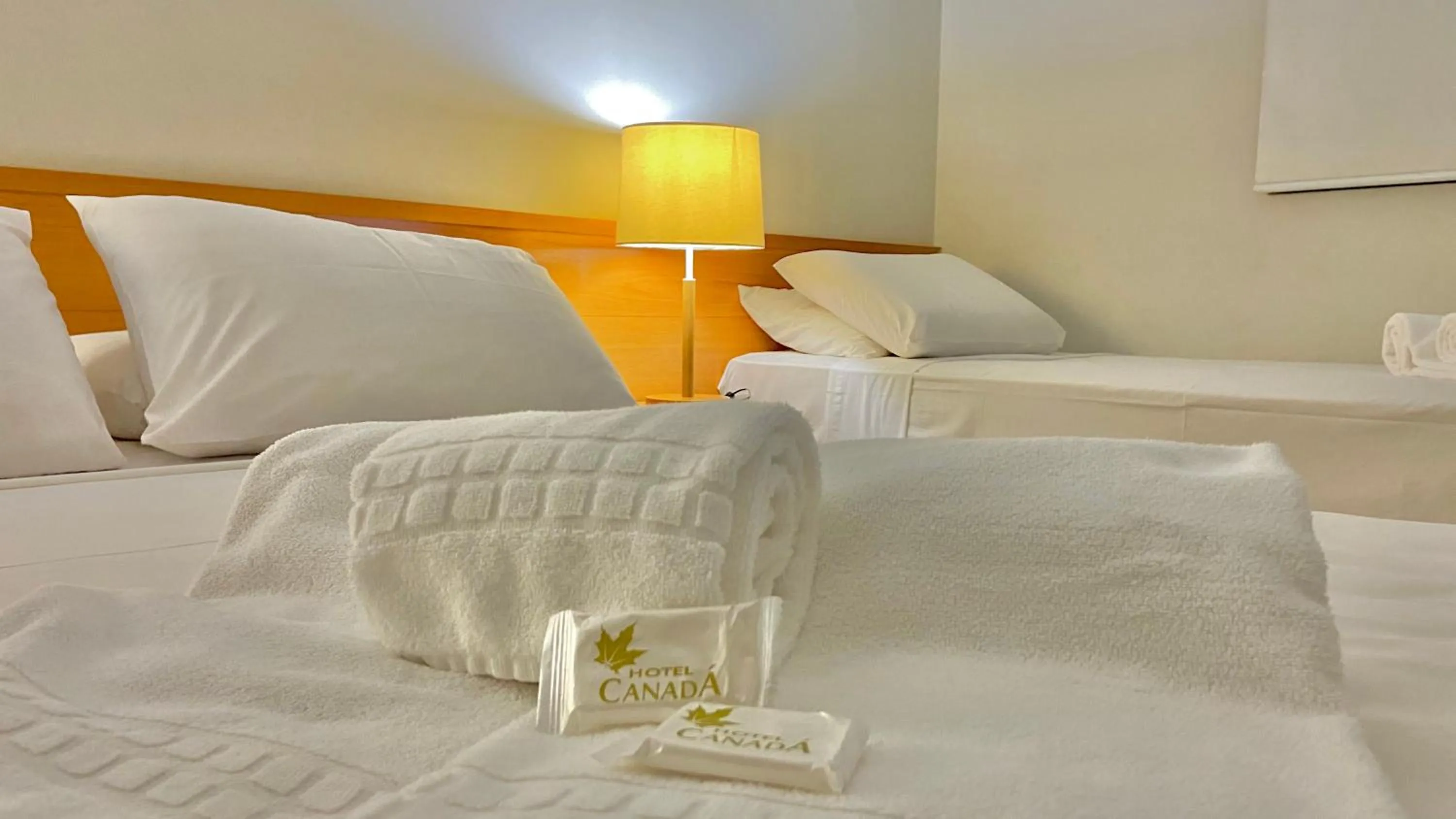 Bedroom, Bed in Hotel Canada