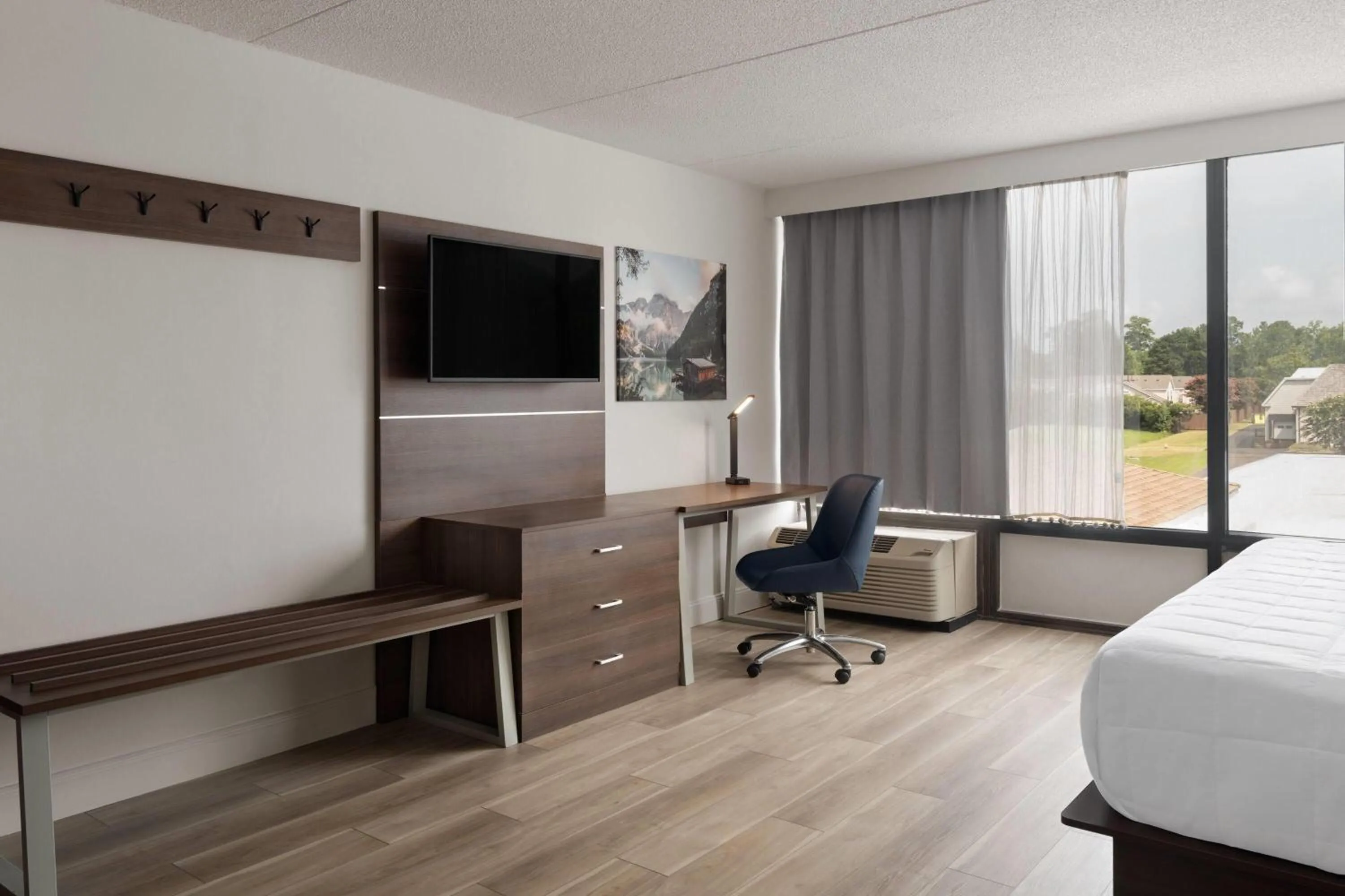 Photo of the whole room, Bed in Baymont by Wyndham Williamsburg I-64